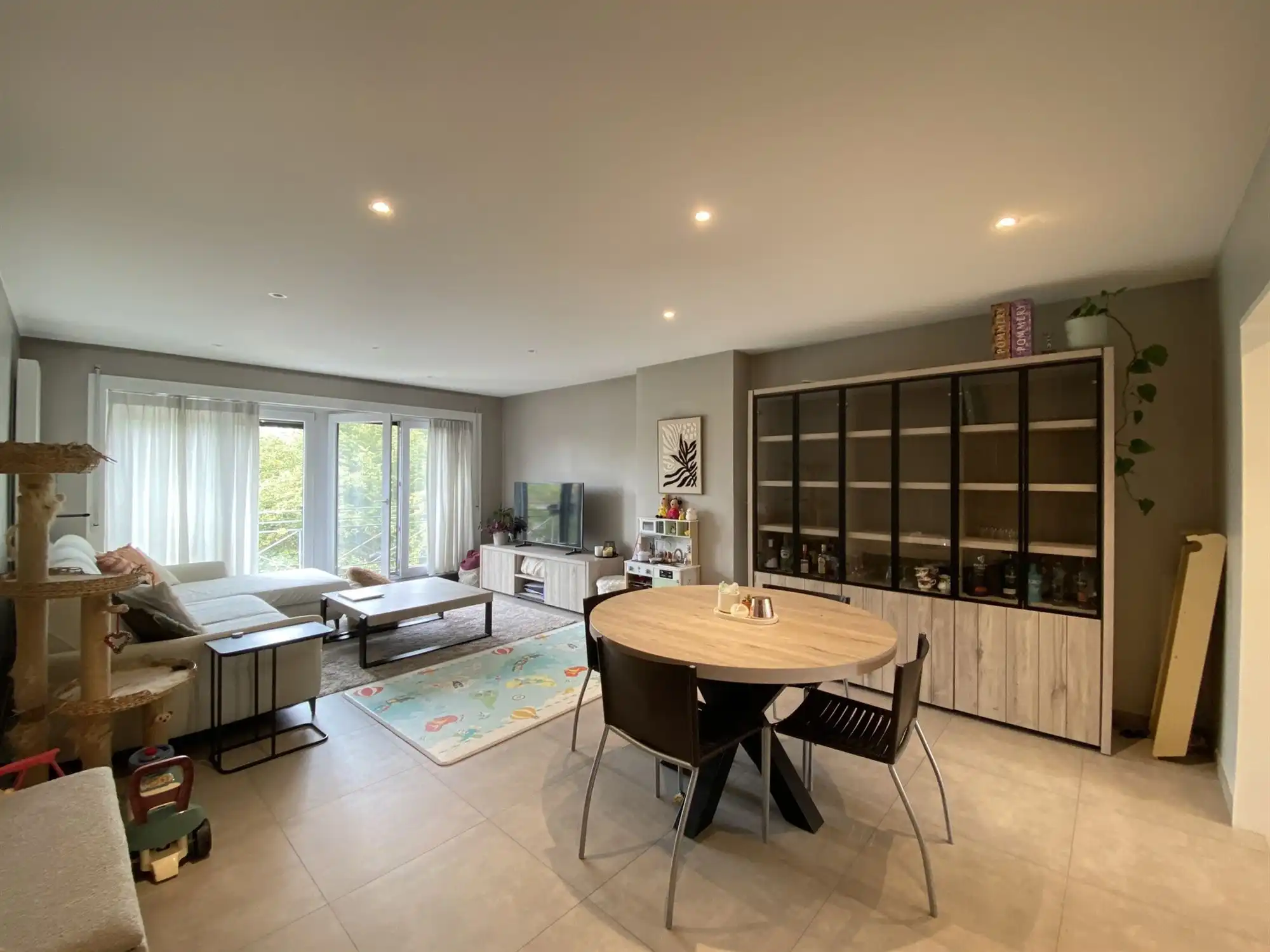 Ruim en volledig gerenoveerd appartement met groen uitzicht en garage foto {{pictureIndex}}