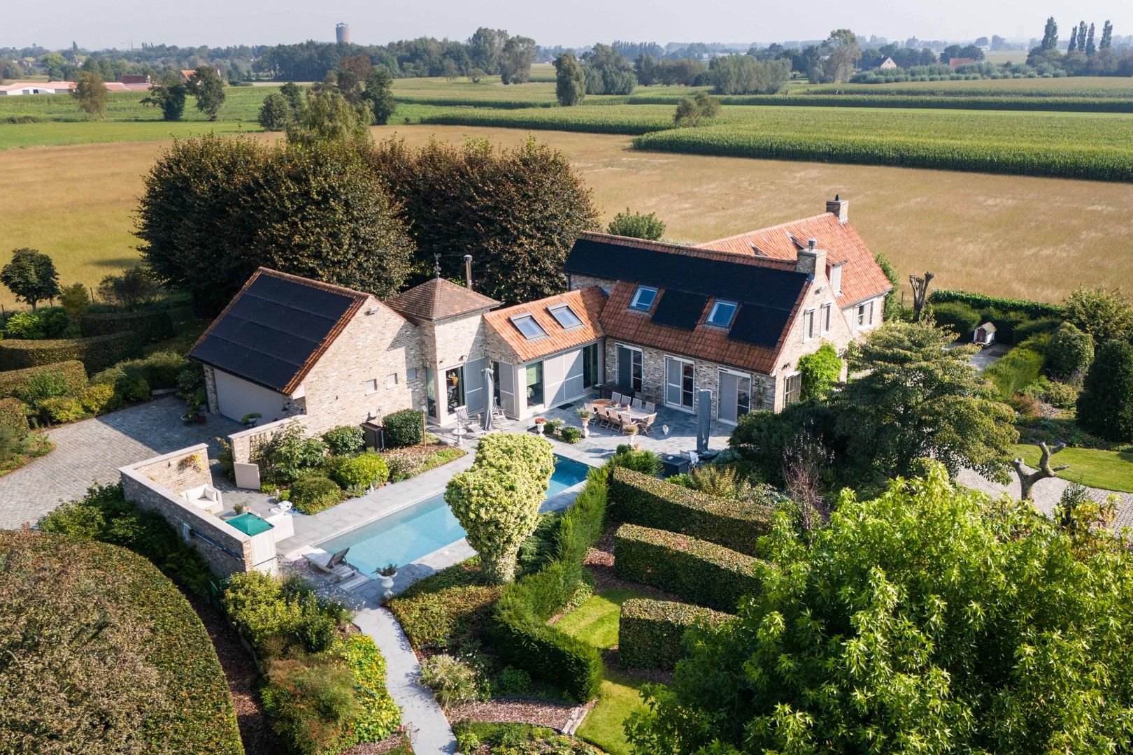 Uniek landhuis te koop, duurzaam wonen in landelijke rust foto 2