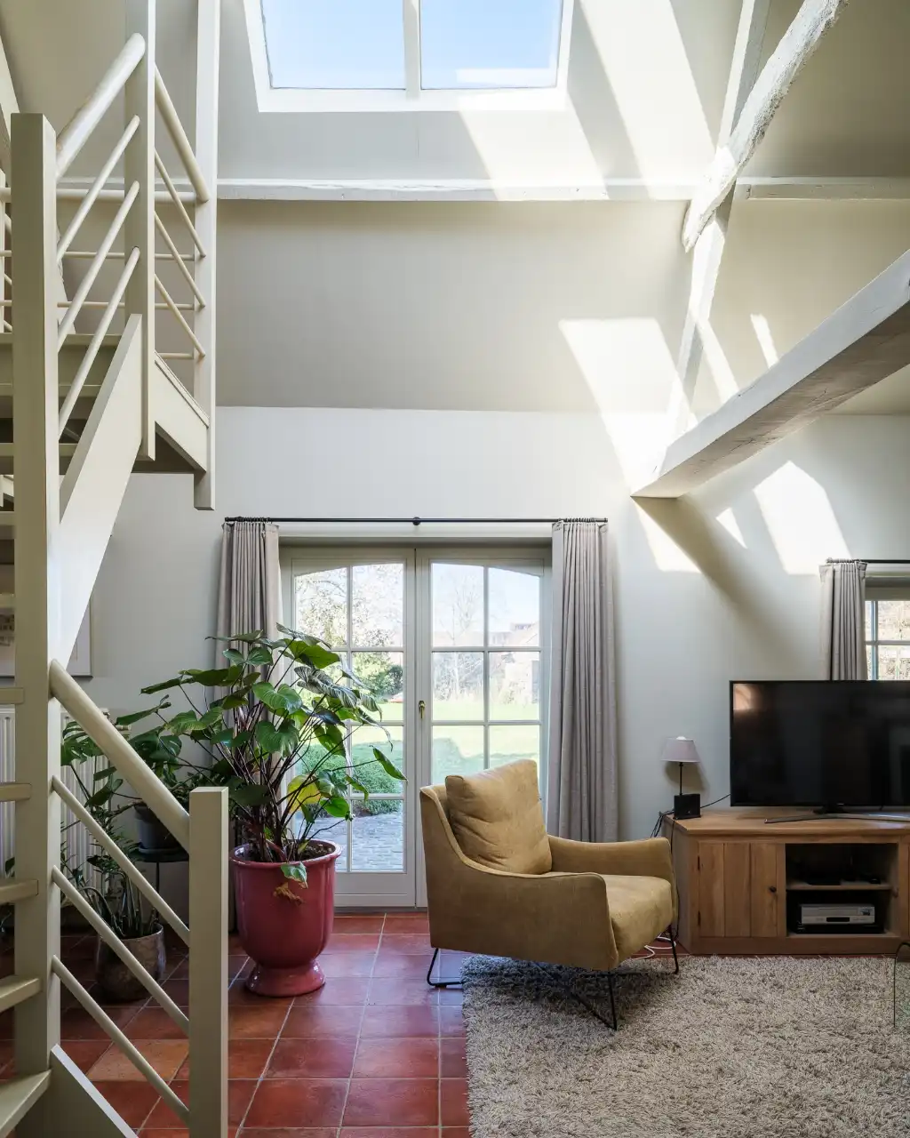 Karaktervolle hoeve met 5 slaapkamers en 4 badkamers, discreet gelegen op de tweede bouwlijn in een groene omgeving. foto 3