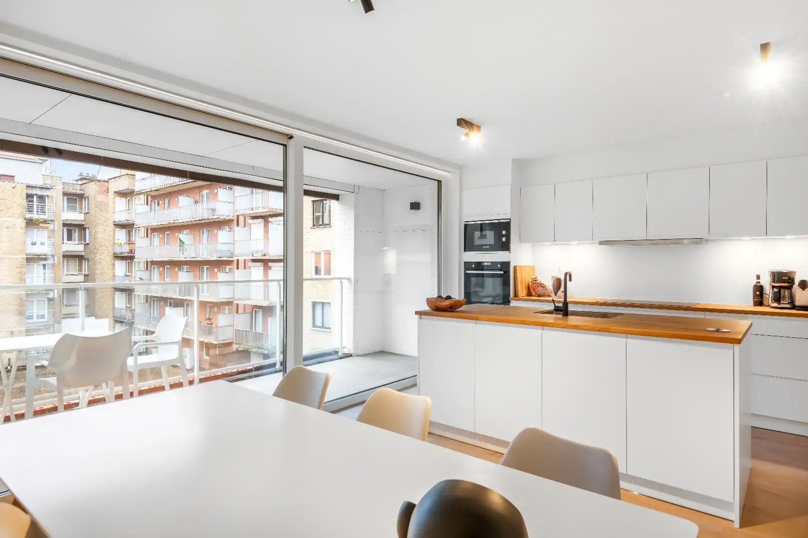 Ruime triplex ( BEN-woning) gelegen vlakbij de Lippenslaan en Zoutelaan op wandelafstand van de Zeedijk. foto 8