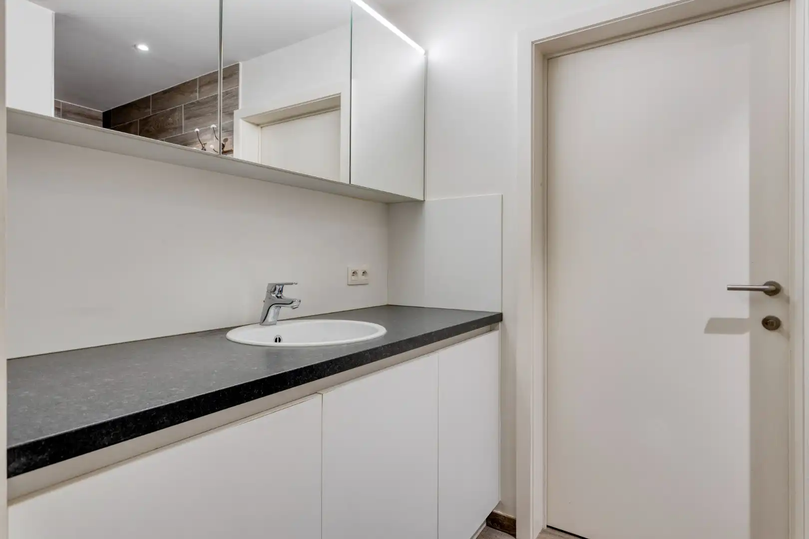 Instapklaar 1 slpk appartement met terras en garage foto 13