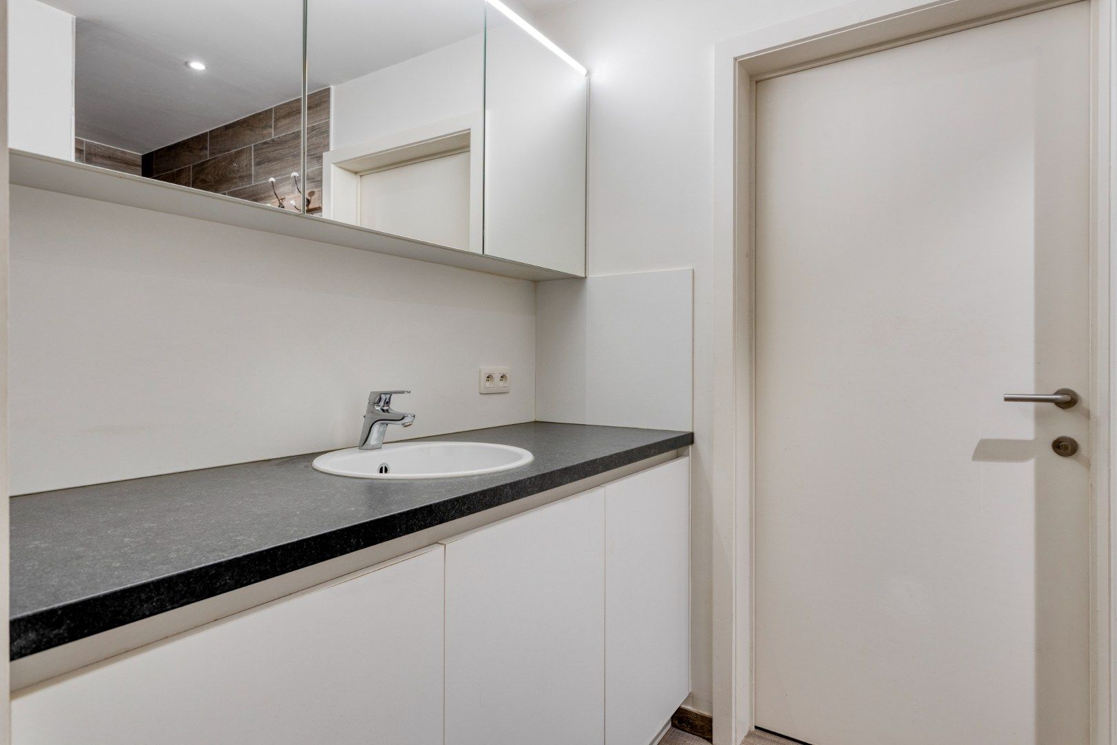 Instapklaar 1 slpk appartement met terras en garage foto 13