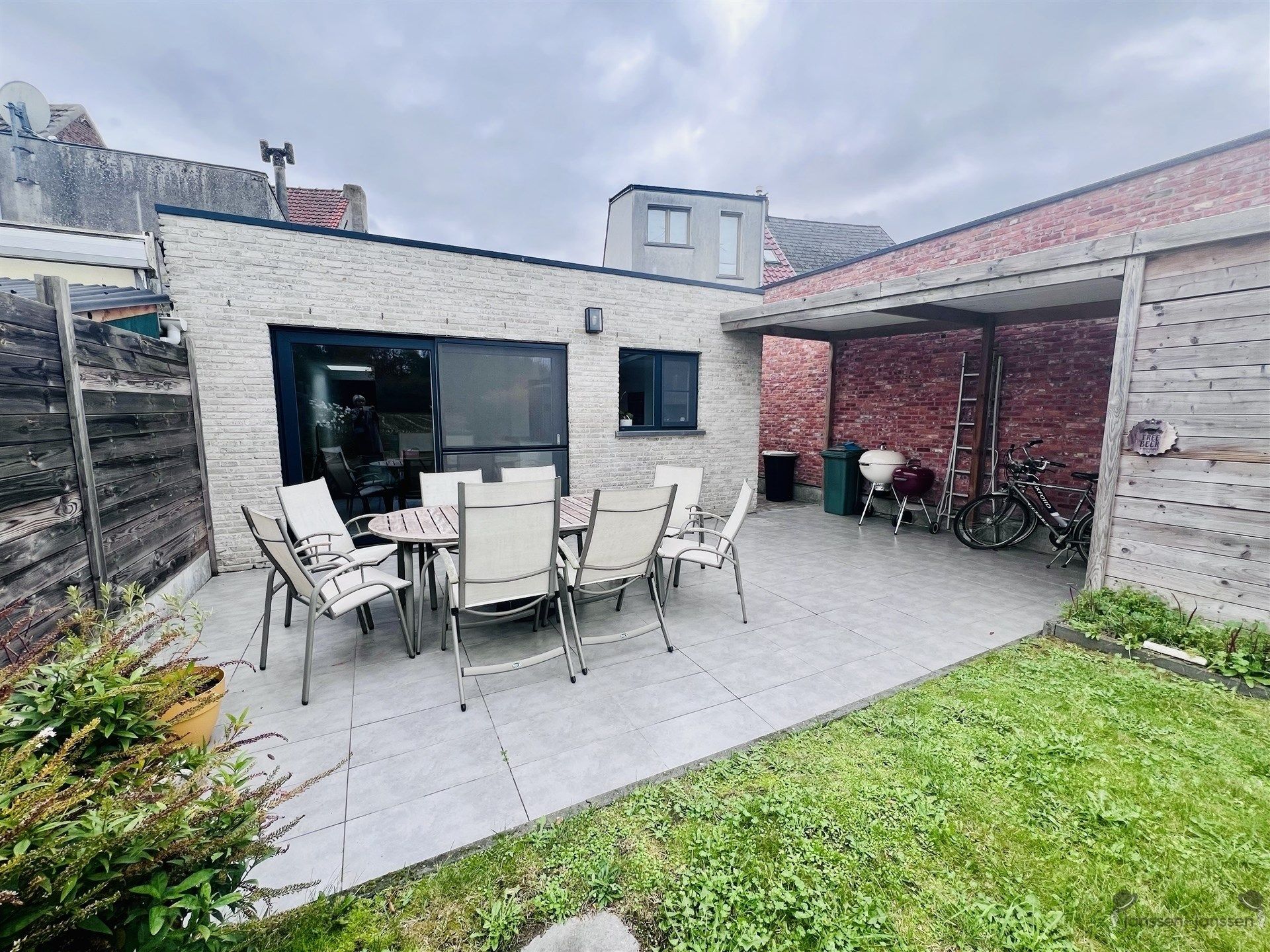 Rustig gelegen instapklare halfopen bebouwing foto {{pictureIndex}}