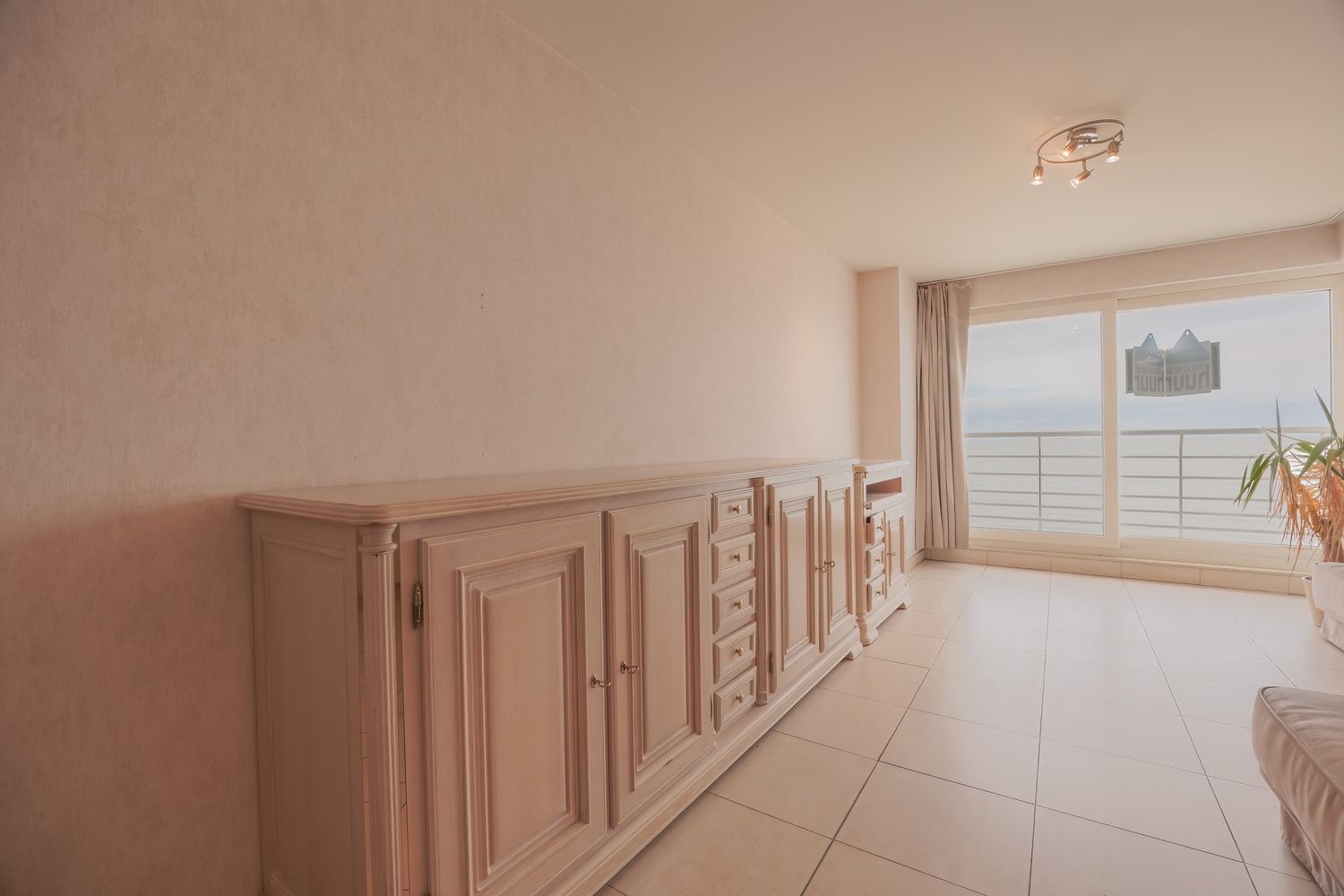 1 slaapkamerappartement met frontaal zeezicht op de zeedijk van Blankenberge foto 4