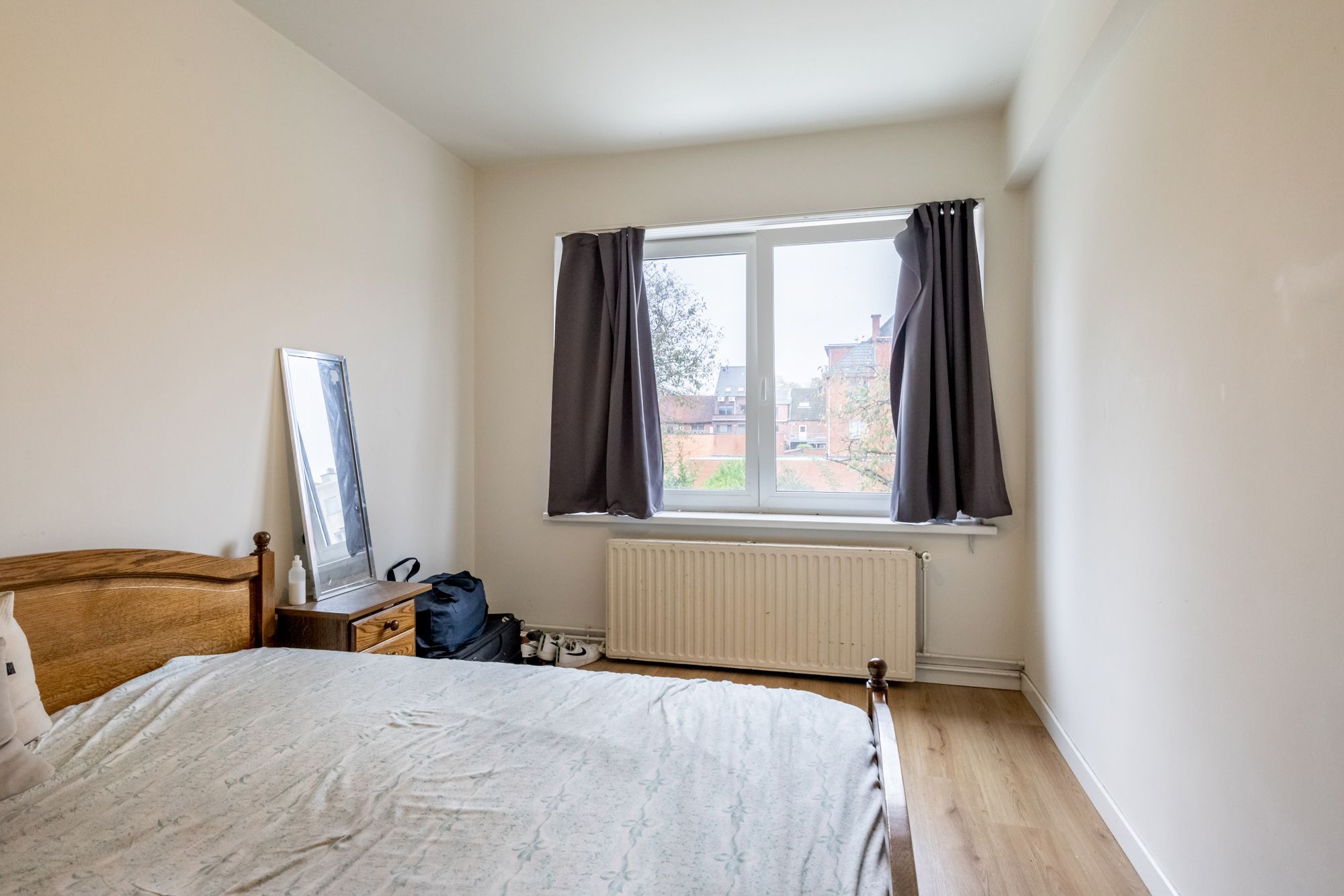 IDEALIS VASTGOED - CENTRAAL GELEGEN 2-SLPKMR APPARTEMENT IN HET CENTRUM VAN LEOPOLDSBURG! – Correct onderhouden appartement op de eerste verdieping (+-88m²) met een aangename leefruimte, aparte keuken, 2 slaapkamers, badkamer en apart toilet. Het appartement beschikt tevens over een lift en een privatieve kelder. Geschikt voor zij die zoeken naar betaalbaar wonen in het centrum van Leopoldsburg. foto 7