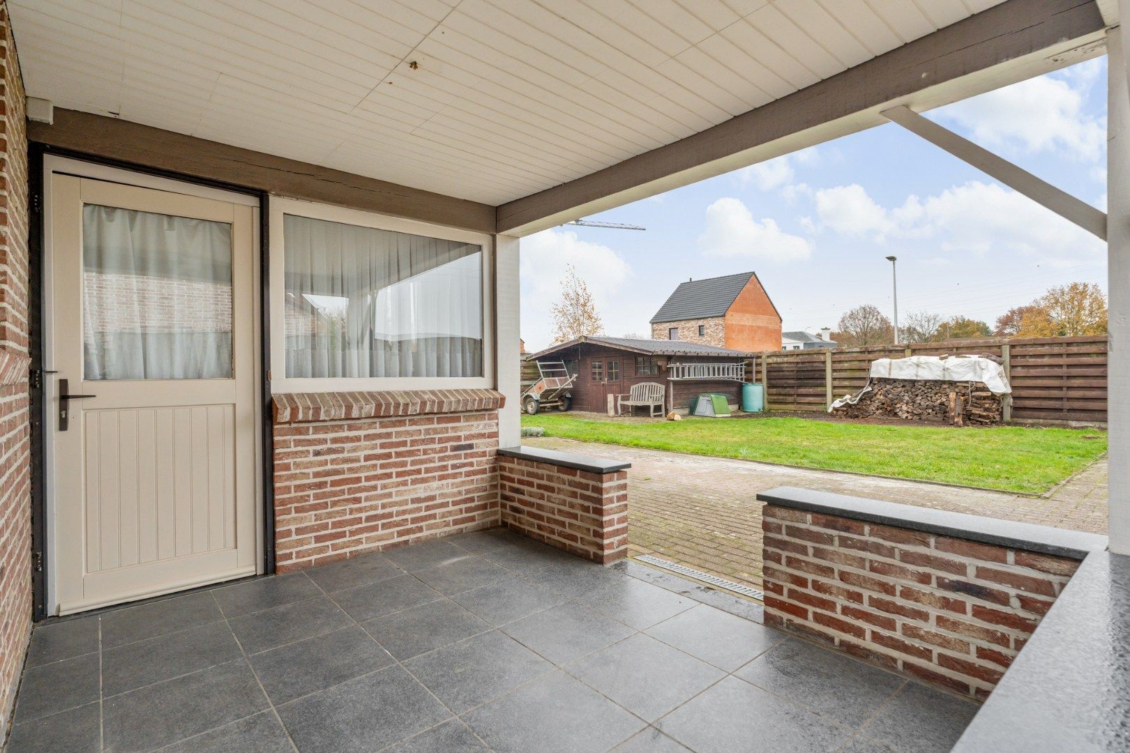 Vrijstaande gezinswoning, gebouwd in 1993 op een perceel van 5a74ca, gunstige ligging vlakbij het centrum. foto 17