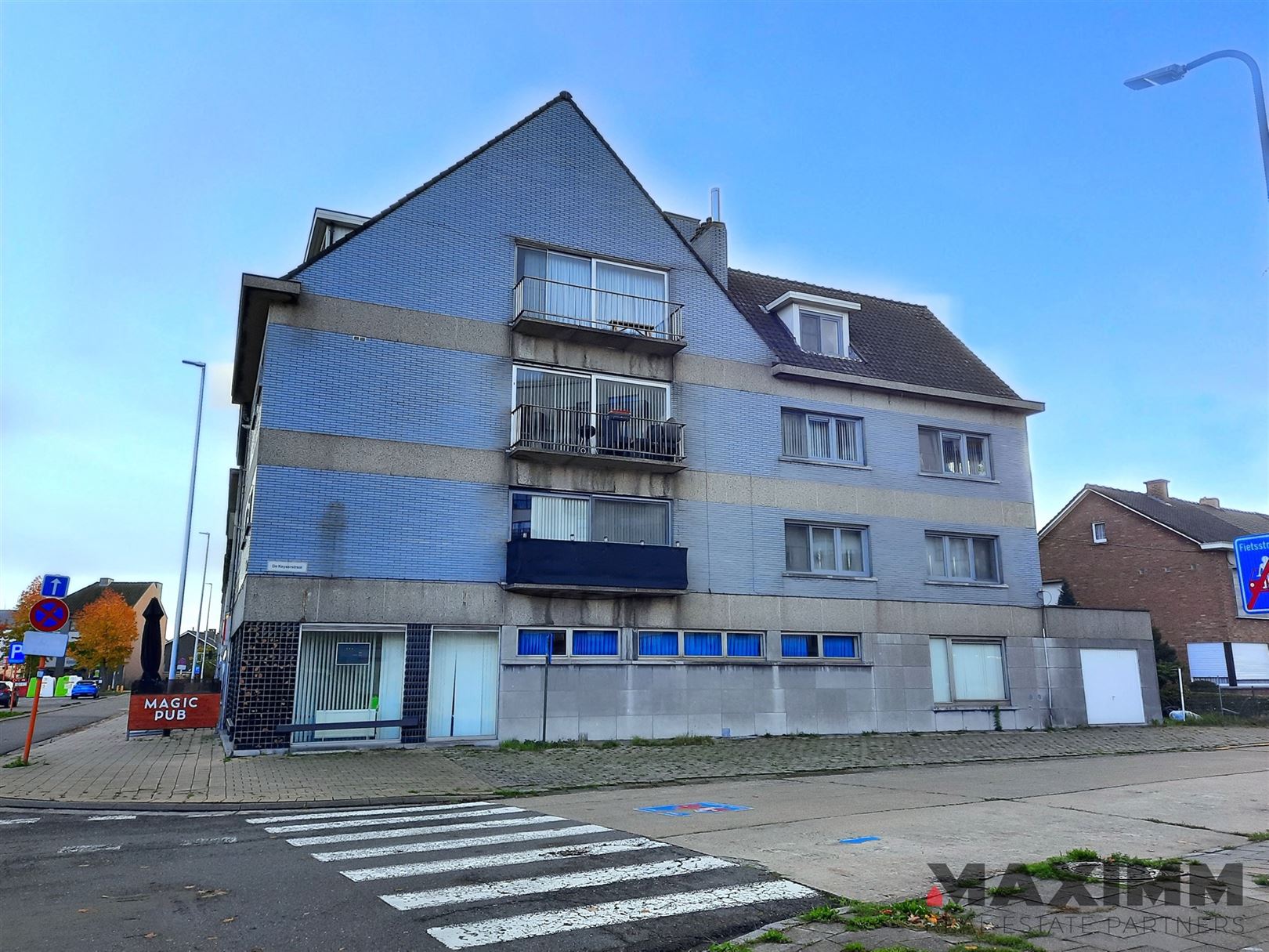 Gelijkvloers hoekpand, volledig onderkelderd op stategische locatie foto 3