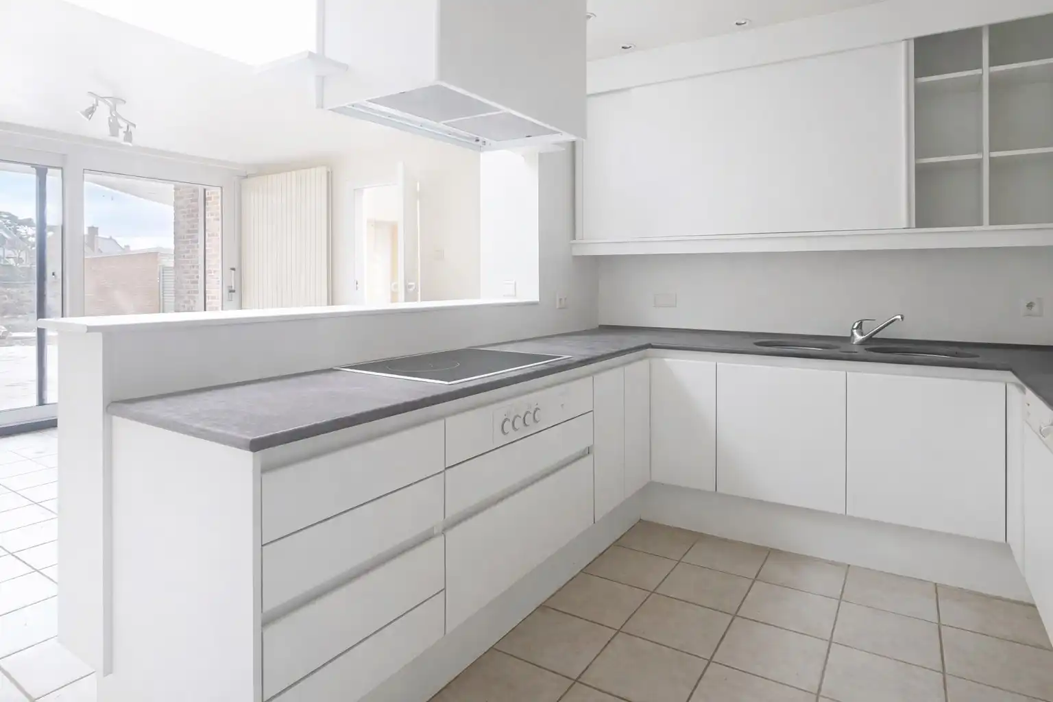 Ruime woonst met handels- of kantoorruimte te koop foto 6