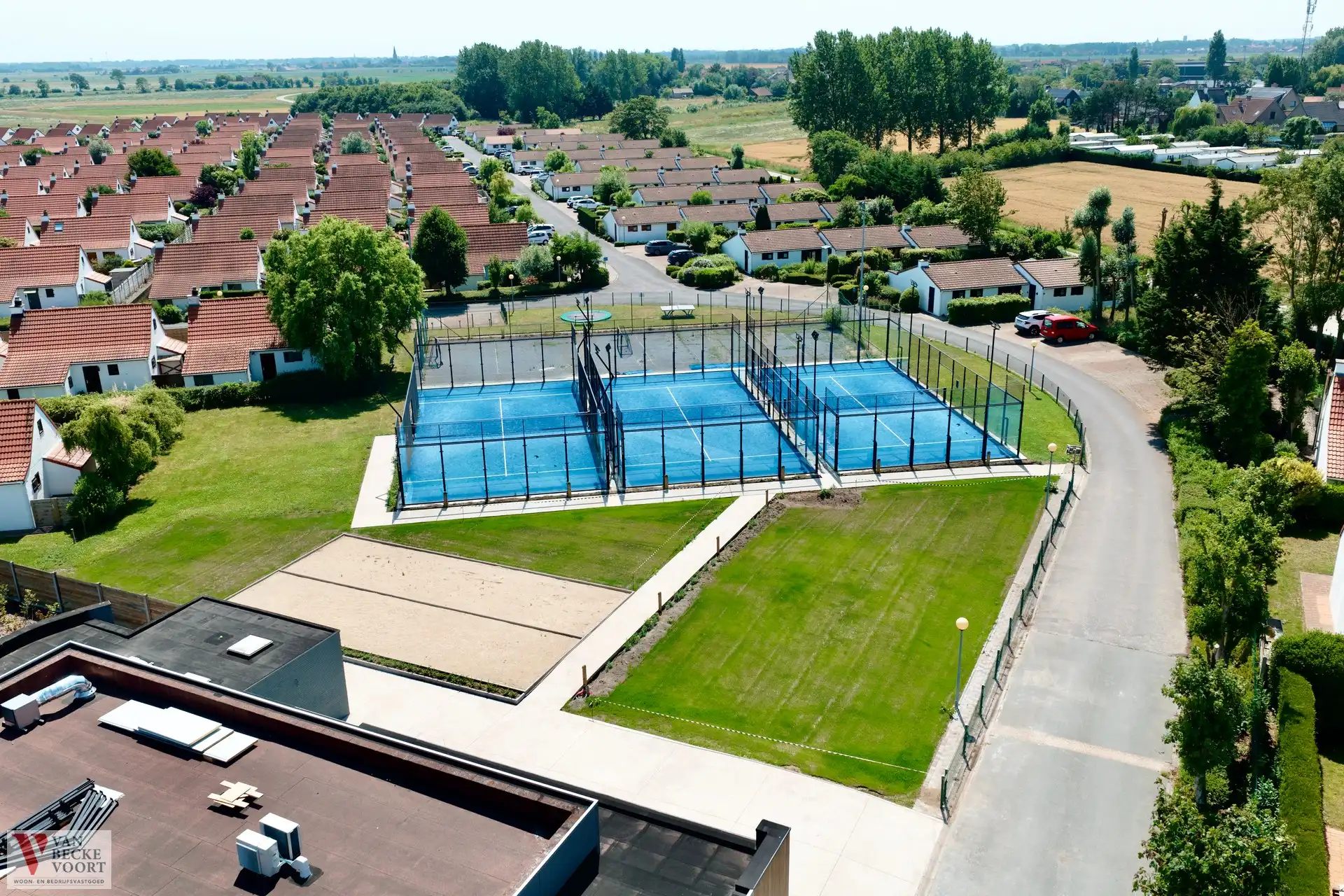 Exclusief veelzijdig padel- en horecaconcept foto {{pictureIndex}}