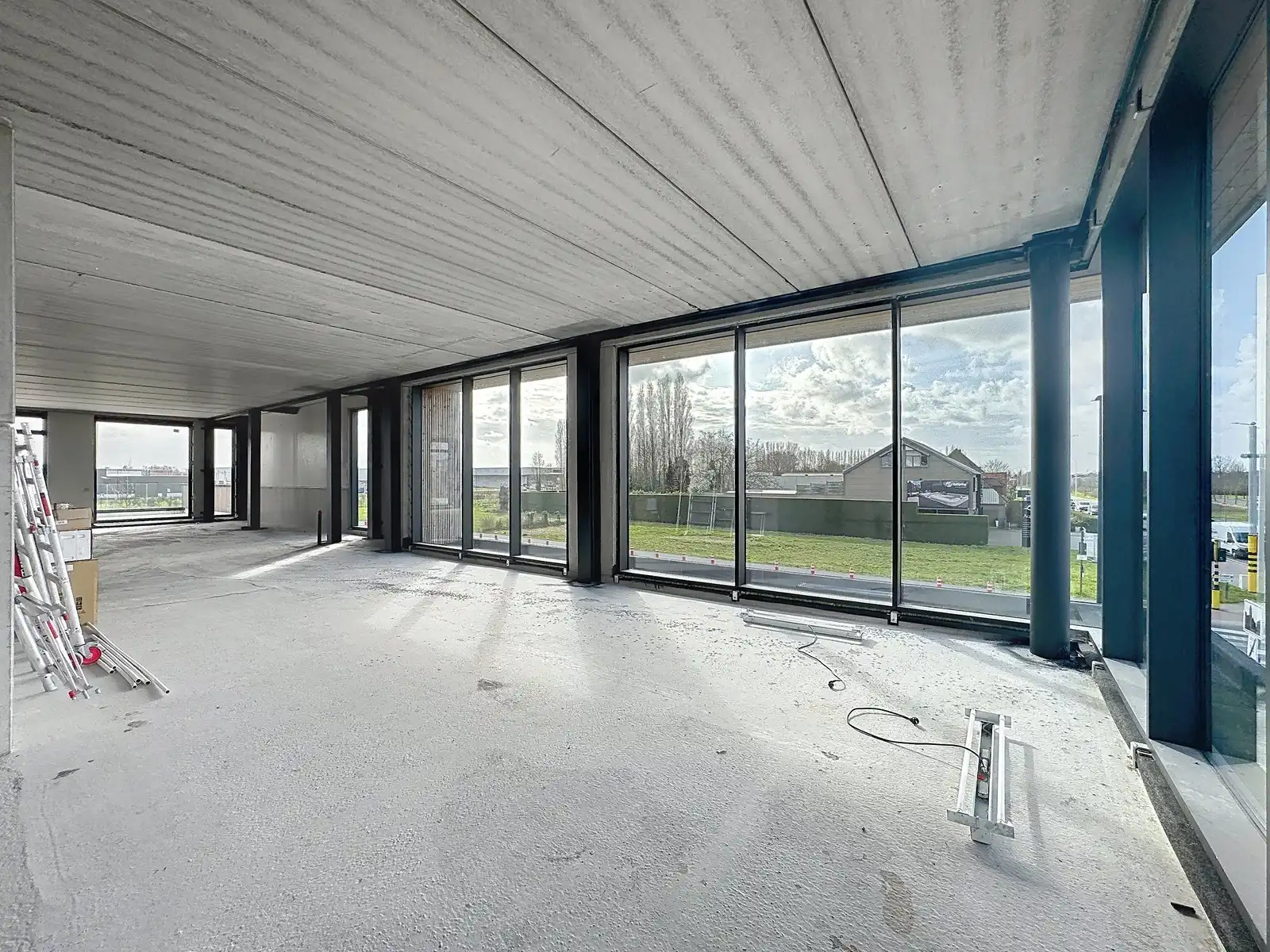 Op hoek-en zichtlocatie te Maldegem: Casco-KANTOORRUIMTE (285m²) met zonne-TERRAS (50m²) TE HUUR op eerste verdieping (lift aanwezig)! foto 9