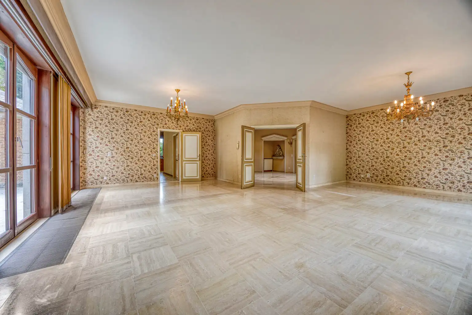 STATIGE VILLA VOOR PRIVE OF VRIJ BEROEP MET RUIME TUIN   foto 6