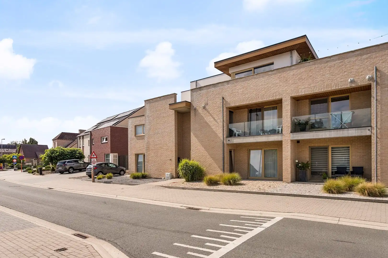 Modern, gelijkvloers appartement met 2 slpk, ondergrondse parking en tuin. foto 19