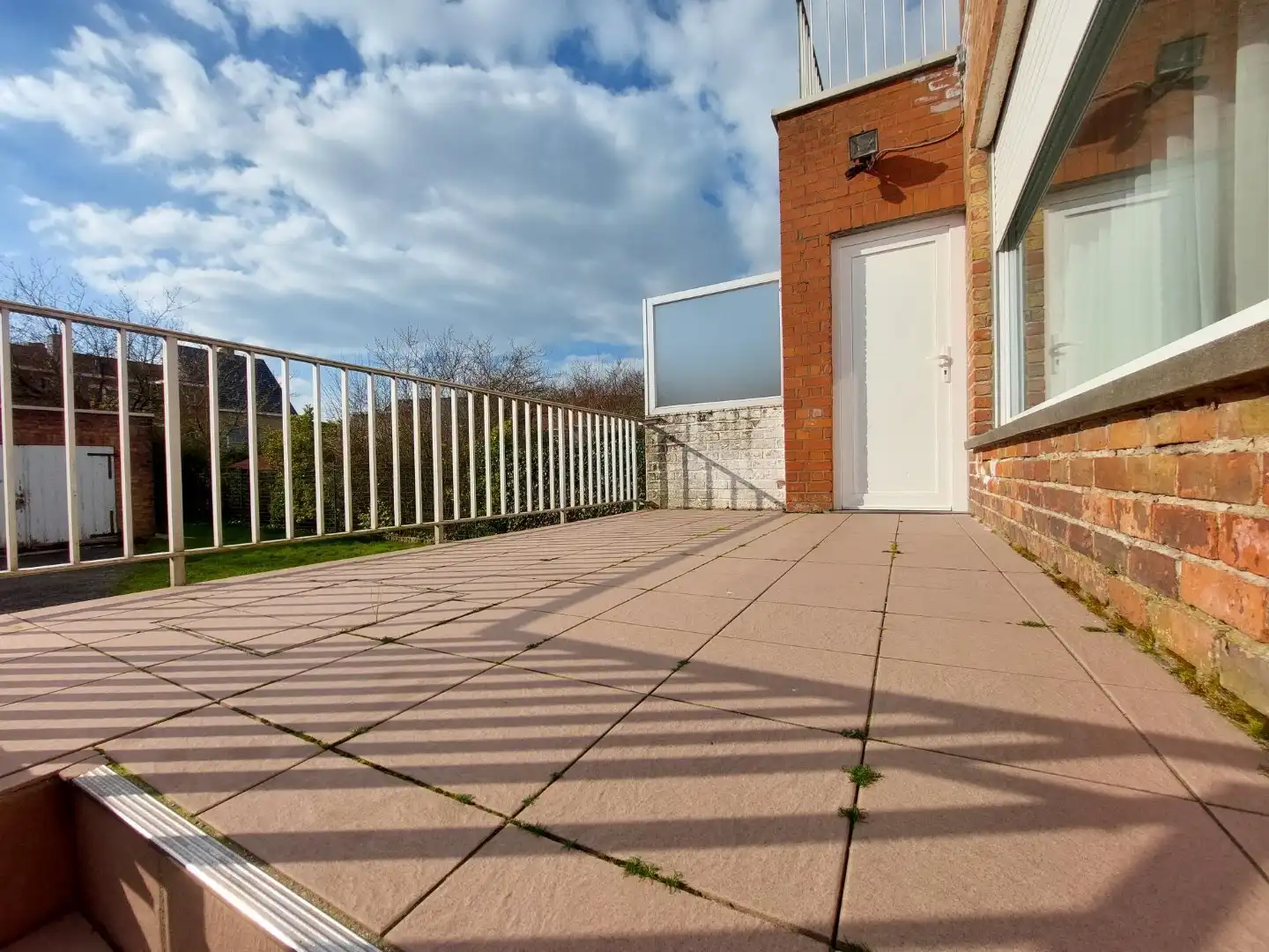 Halfopen woning met  5 slaapkamers en 2 garages  foto 4