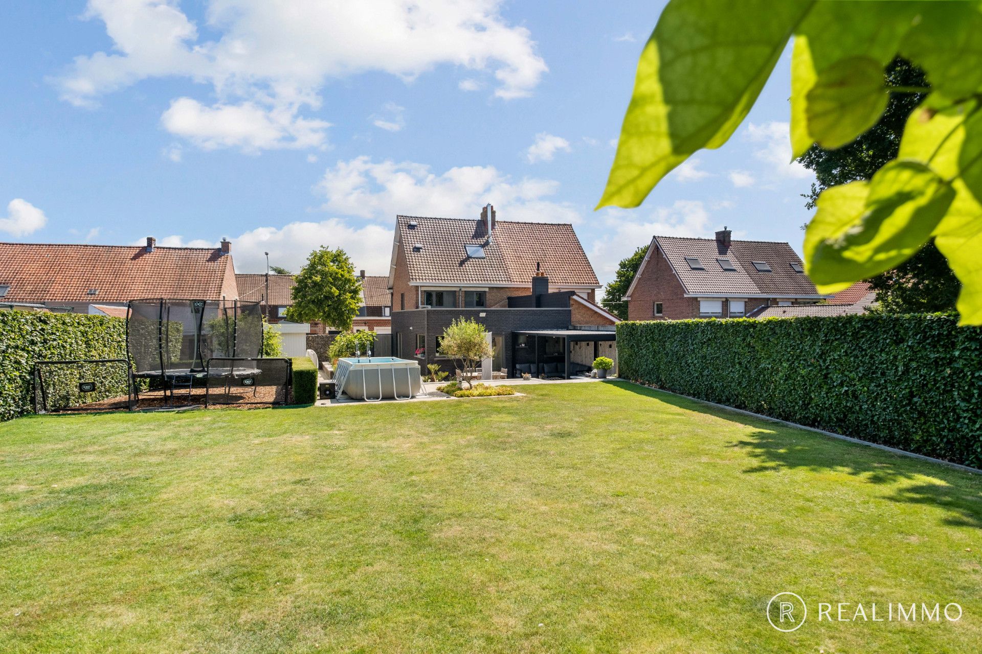 Stijlvol gerenoveerde woning op ruim perceel in het centrum van Moen foto {{pictureIndex}}