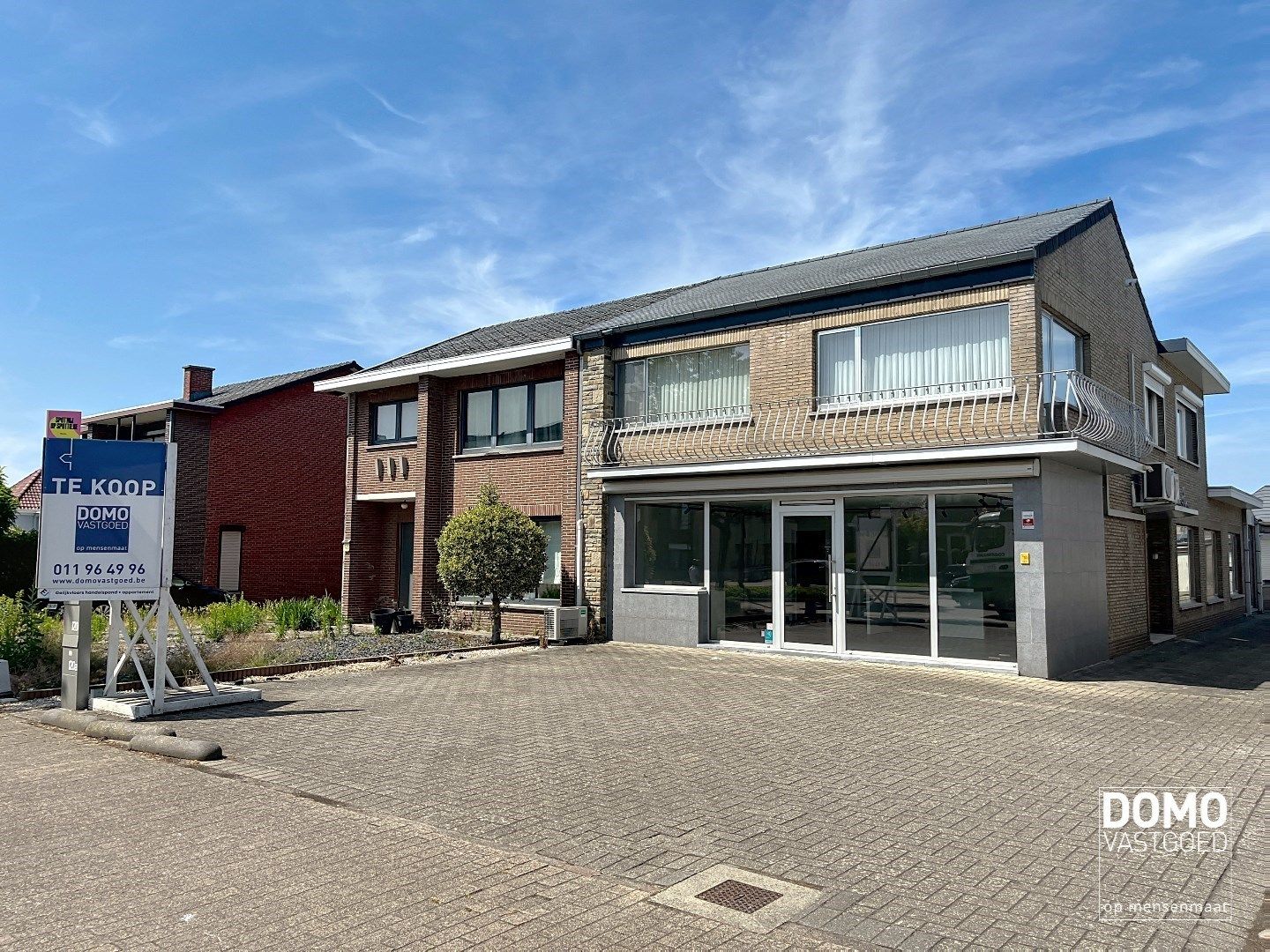 Commercieel gelegen handelspand met inclusief bovenliggend appartement te Kermt. foto 2