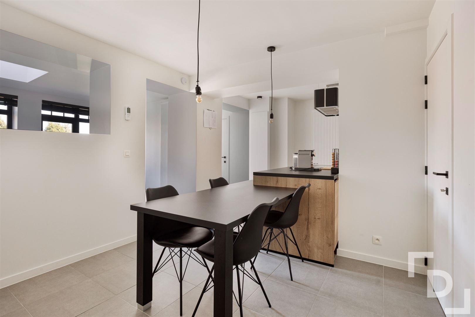 Volledig gerenoveerd, compact huis in Vlamertinge. foto 2
