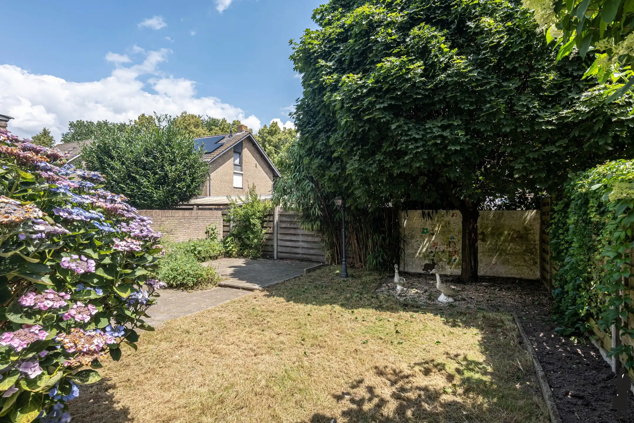 Eengezinswoning in kindvriendelijke omgeving met 4 slaapkamers en ruime garage op een perceel van ca. 318 m²! foto 4
