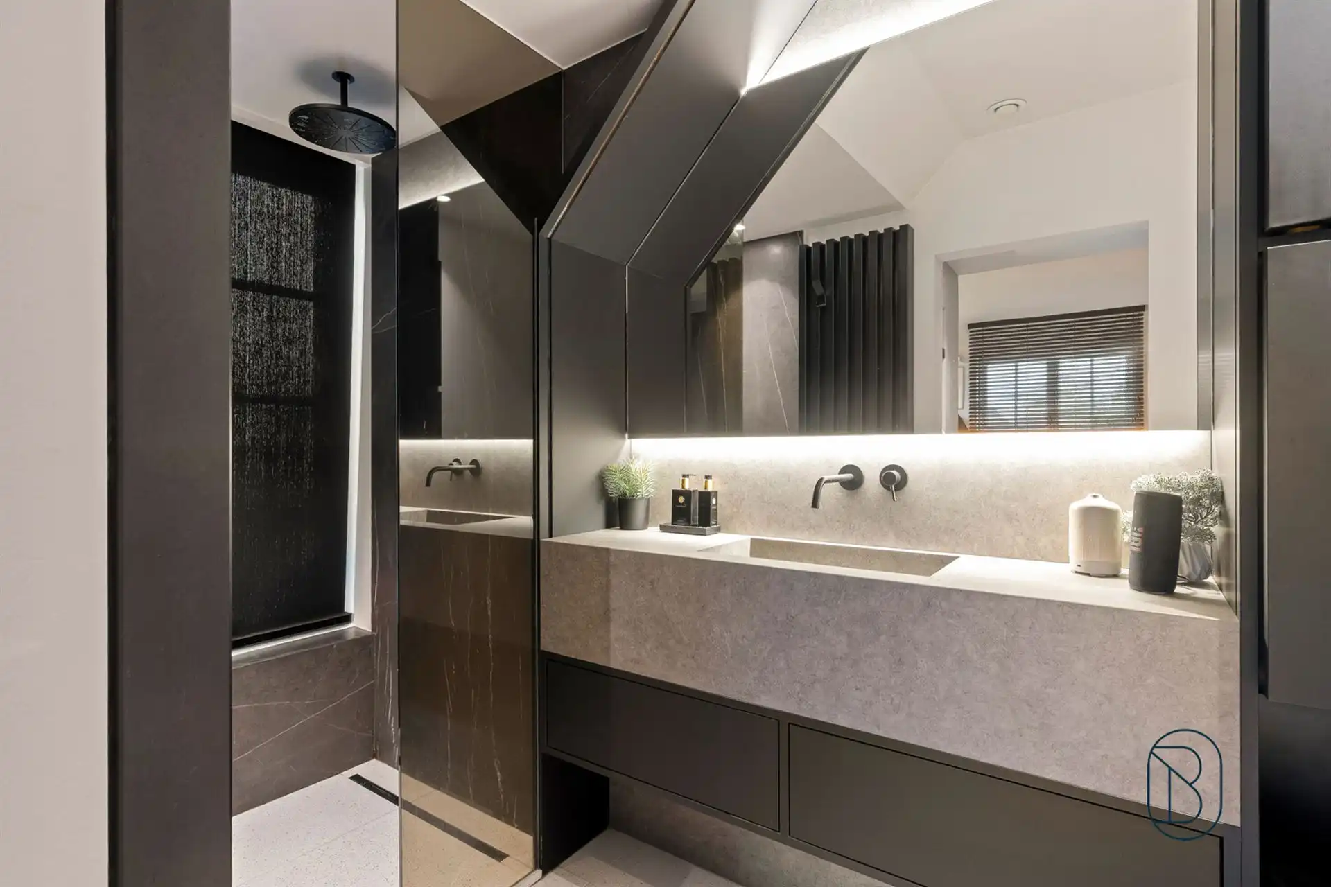 Prachtig afgewerkte franse villa met bijgebouw en zwembad foto 40