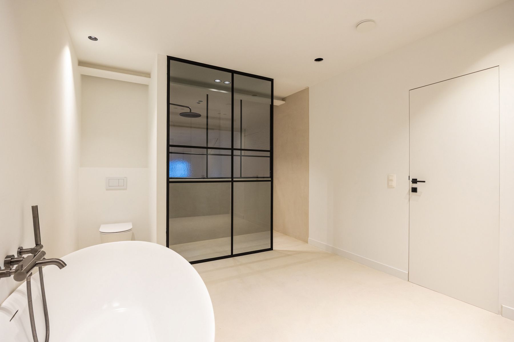 Uniek, gerenoveerd appartement foto 9