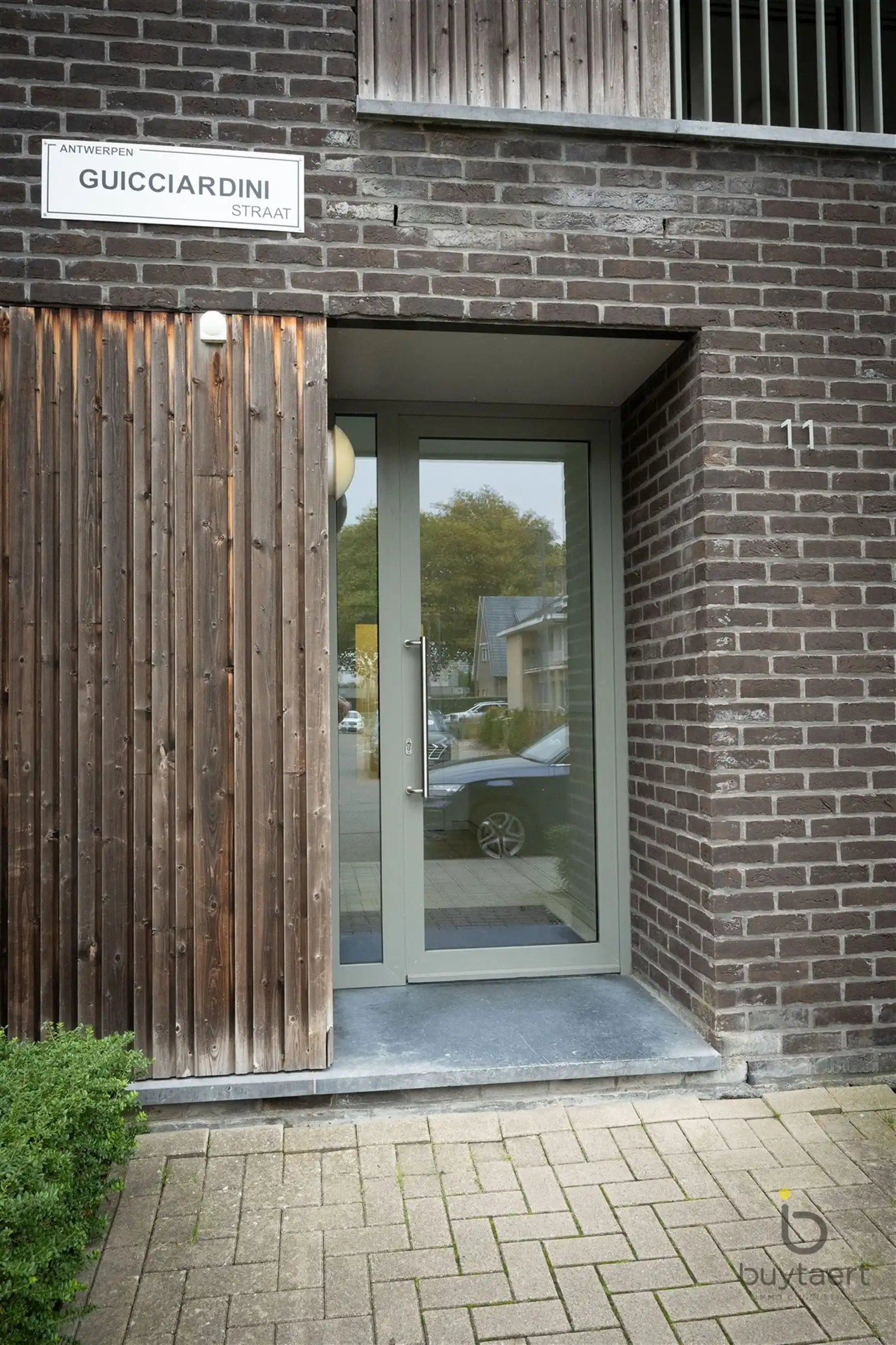 RUIME EN LICHTRIJKE PRAKTIJK IN GELIJKVLOERSAPPARTEMENT MET PRIVÉ-TUIN foto 2