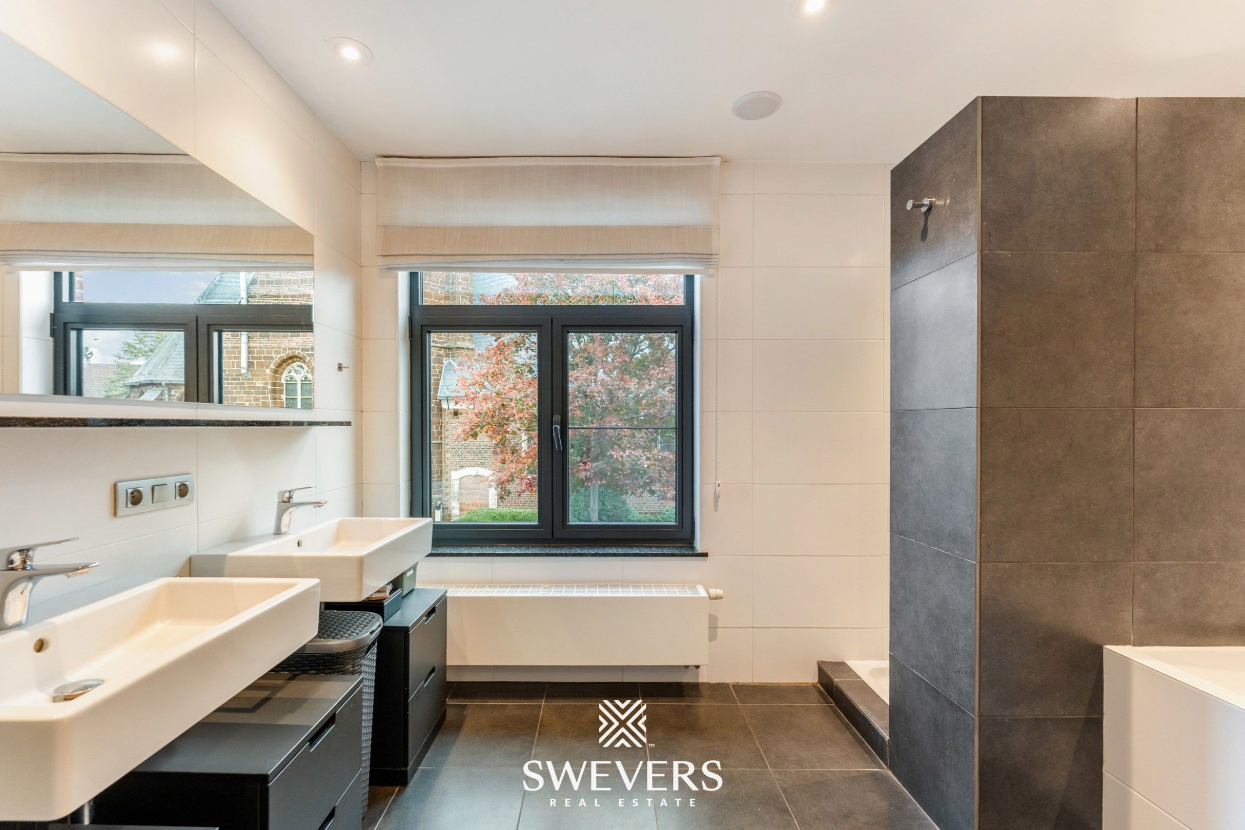 Totaal gerenoveerde karaktervolle woning met zicht op groen foto 20