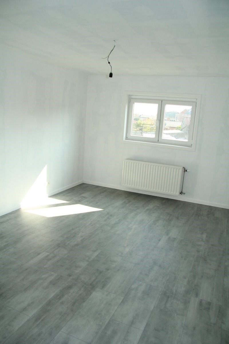 Uiterst ruime, recente woning met 3 slk, garage en tuin in centrum Berlare foto 15