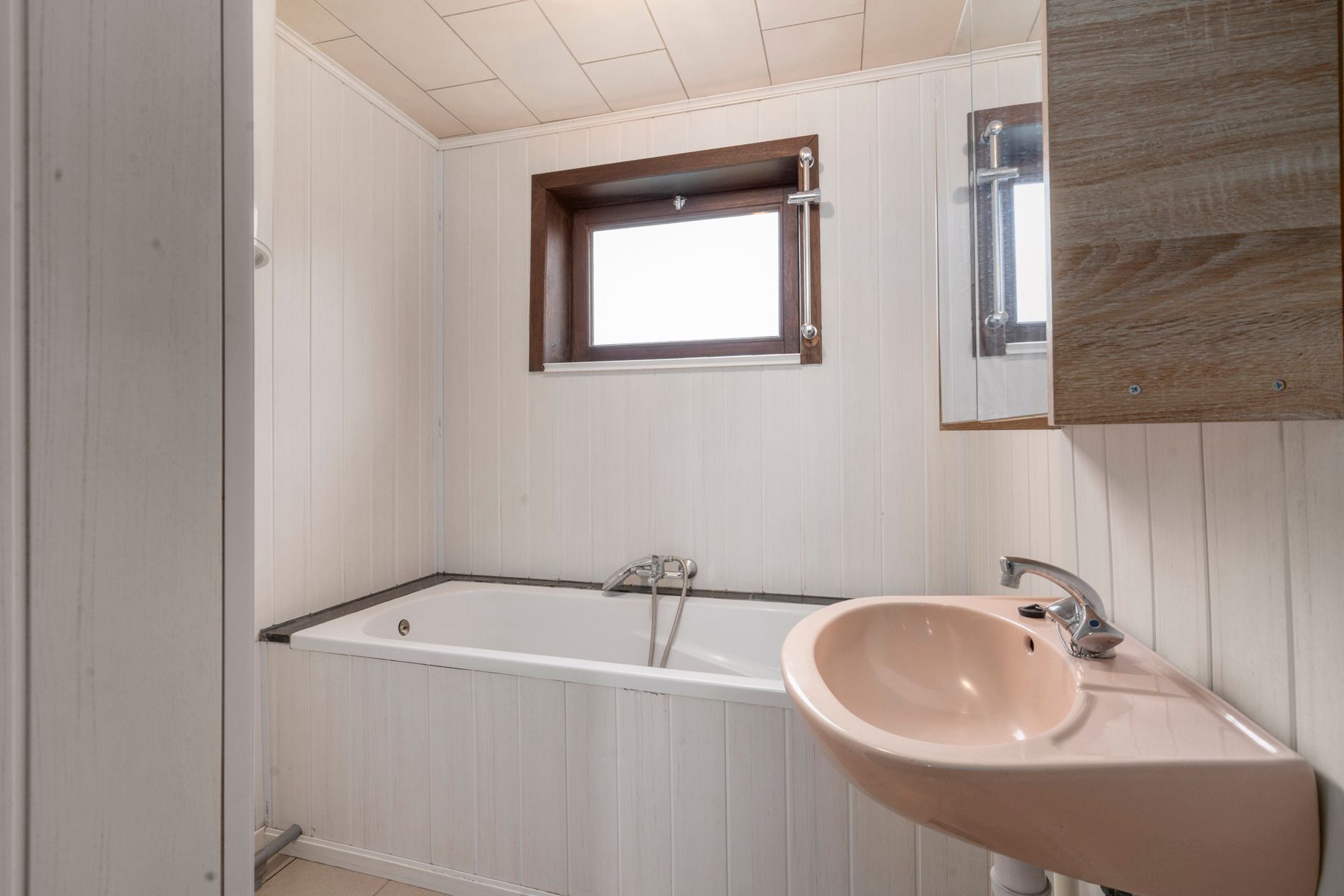 Te renoveren woning met 3 slaapkamers en garage  foto 8