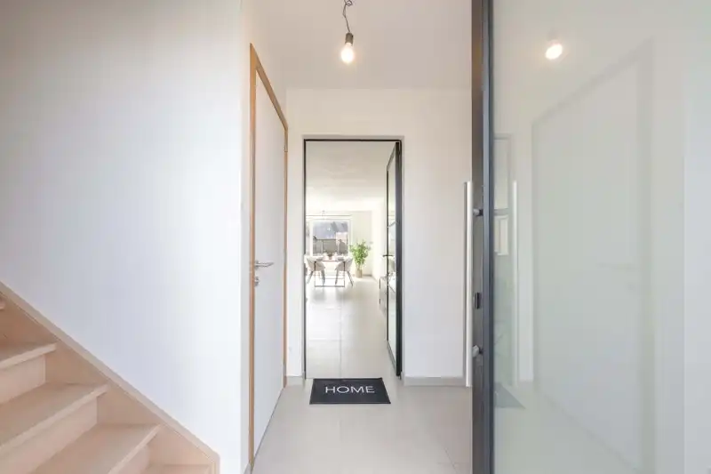 Prachtige, verrassend ruime nieuwbouwwoning met 3 slaapkamers én inpandige garage te koop in Dentergem! foto 2