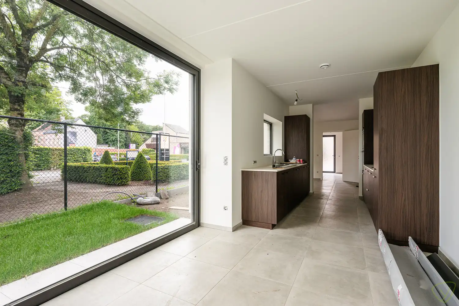 Moderne nieuwbouwwoning met tuin en zonnig terras in groene omgeving foto 4