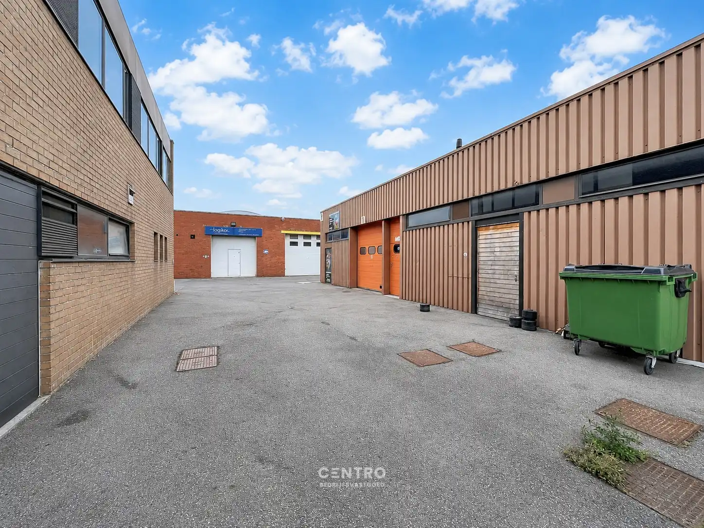 Goed gelegen LOODS/WERKPLAATS (ca.130m2) met  sectionaalpoort en 2 parkeerplaatsen te RUMBEKE. foto 2