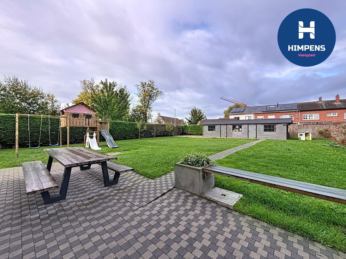 Te koop: ruime gezinswoning met prachtige zongerichte tuin in Veurne foto 2