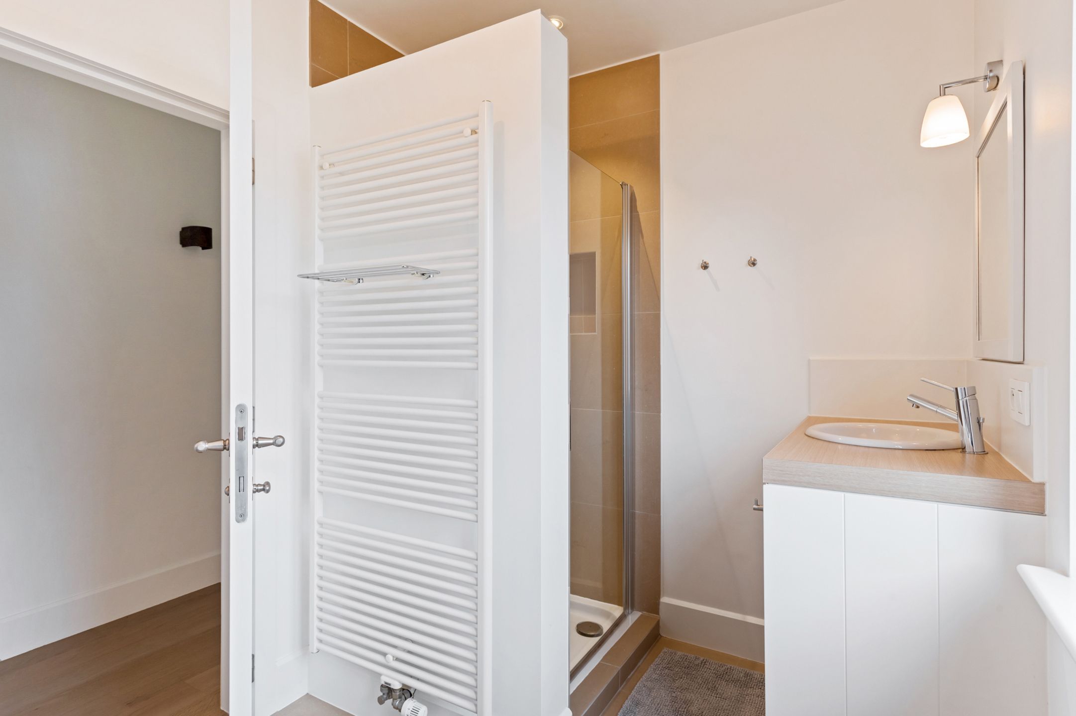 Uitzonderlijk mooie en recente woning op schitterend perceel foto 12