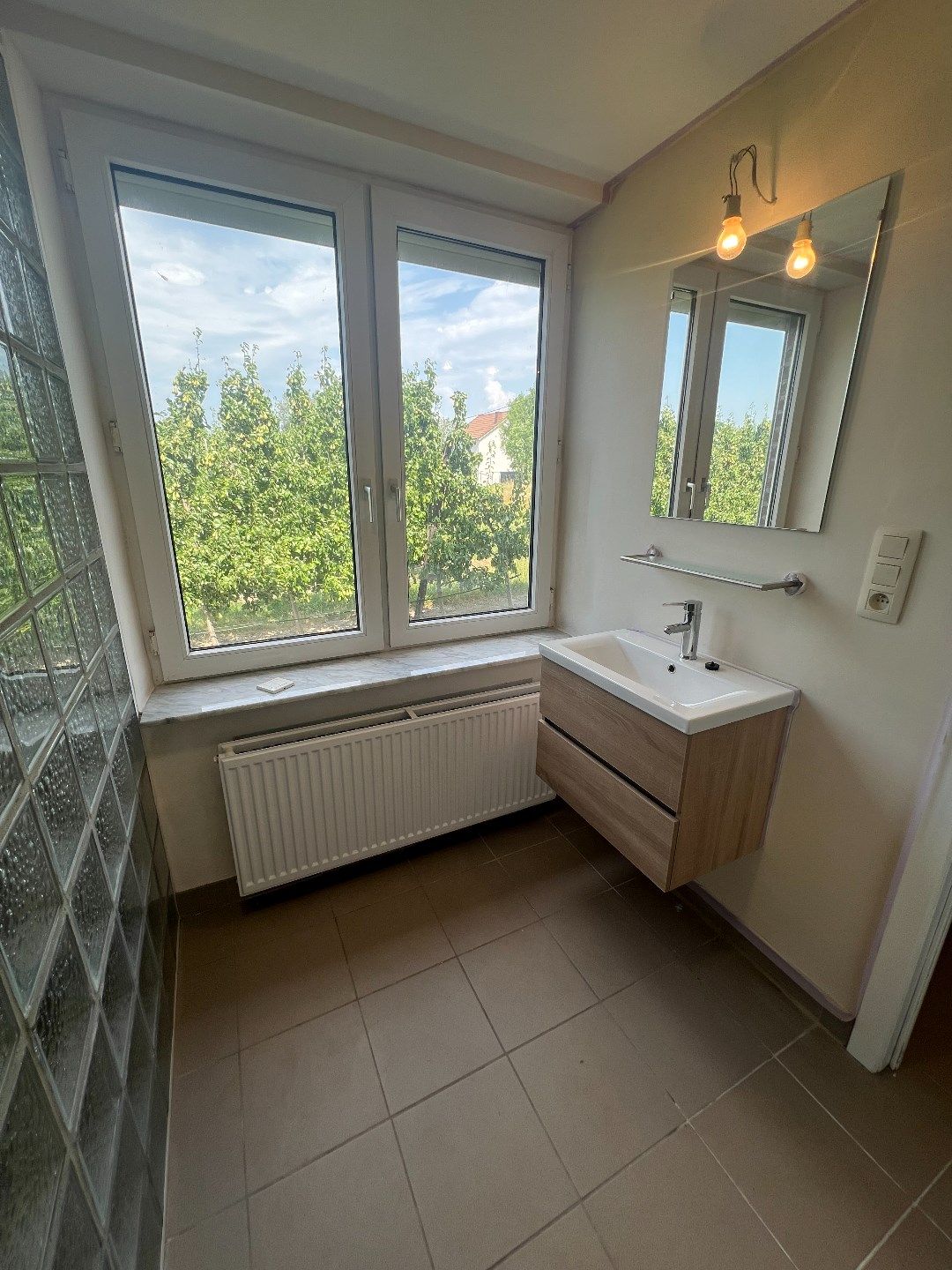 Opgefriste, ruime woning met 4 slpks, garage, carport, terras en tuin foto 7