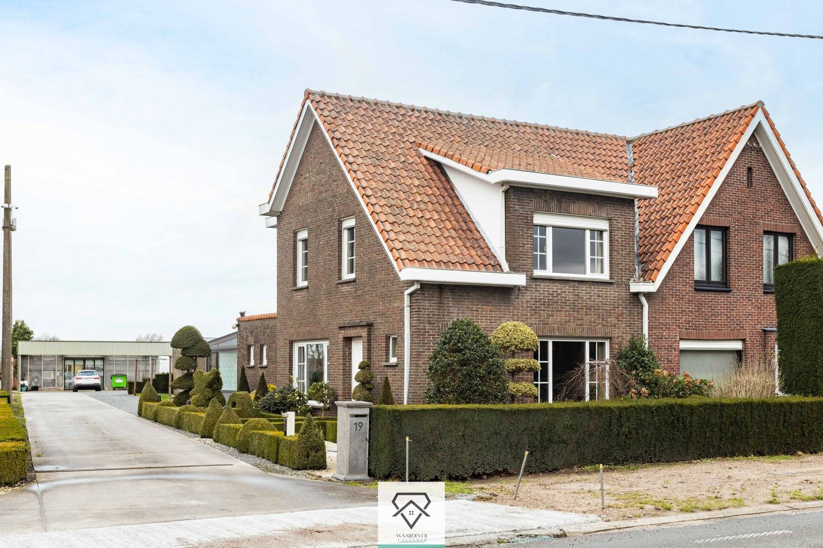 Hoofdfoto van de publicatie: Instapklare woning met tuin en ruime garage te koop