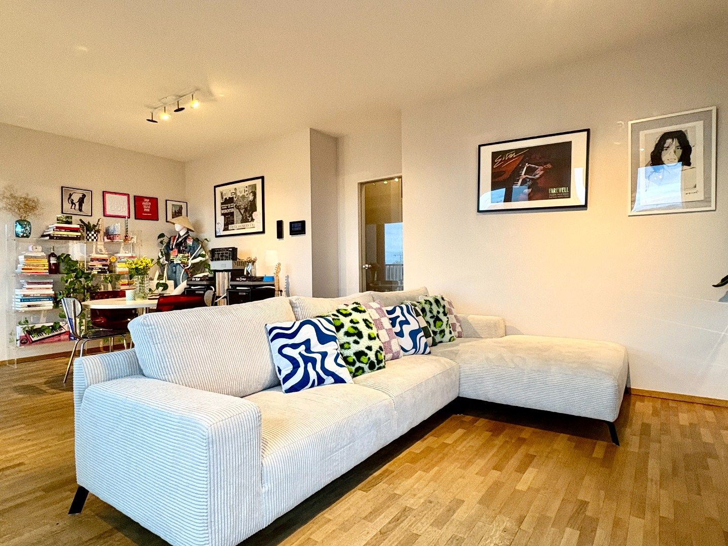 Uitzonderlijk twee slaapkamer appartement met zicht over Kortrijk. foto 2