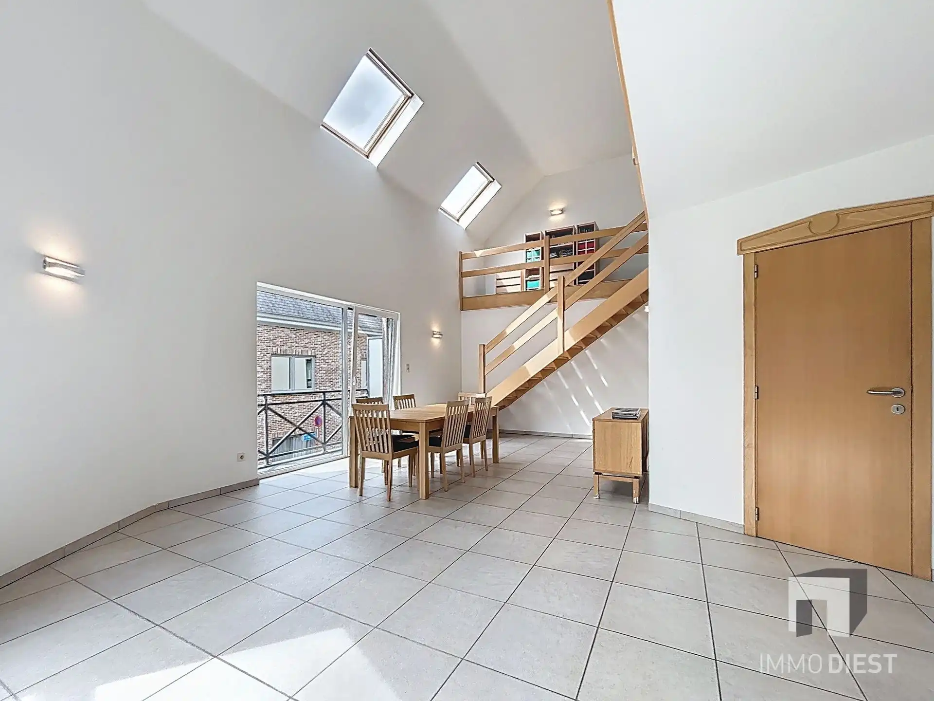 Ruimtelijk duplexappartement met karakter, badend in licht op gunstige ligging in het hart van Zichem. foto 6