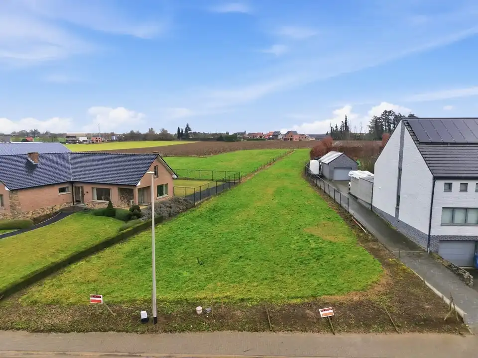 KNAPPE BOUWGROND GESCHIKT VOOR OPEN BEBOUWING IN TONGEREN foto {{pictureIndex}}