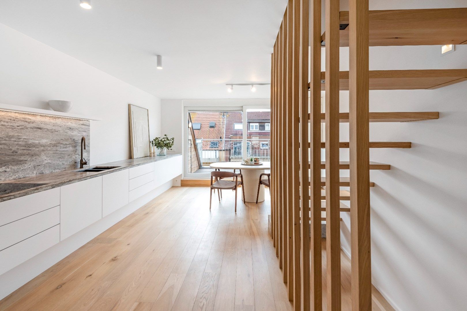 Instapklaar, totaal gerenoveerd doorzon duplex dakappartement met twee zonneterrassen foto 15