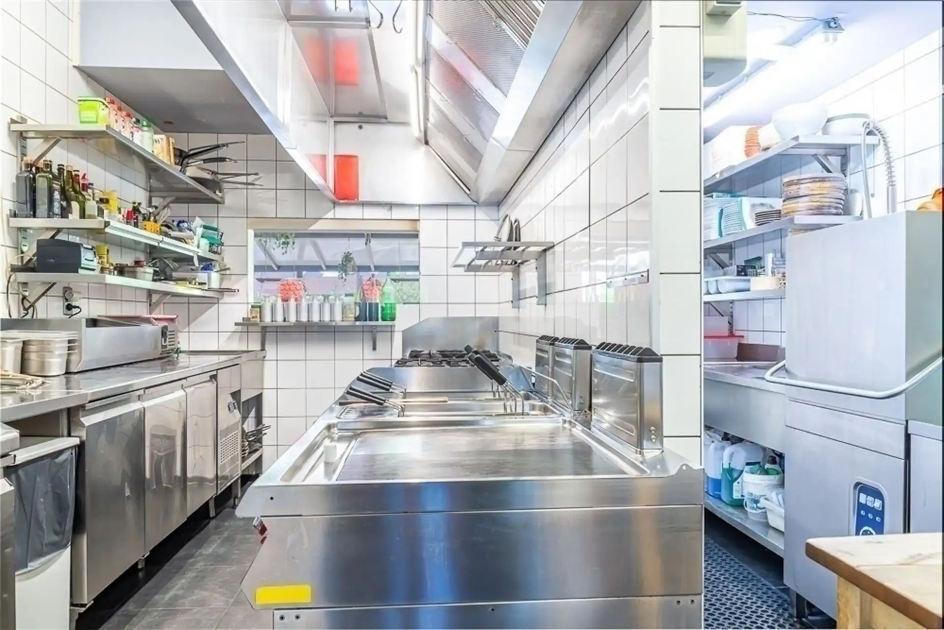 Karakteristiek handelshuis met ruime bovenwoning op toplocatie nabij Maasmechelen foto 20
