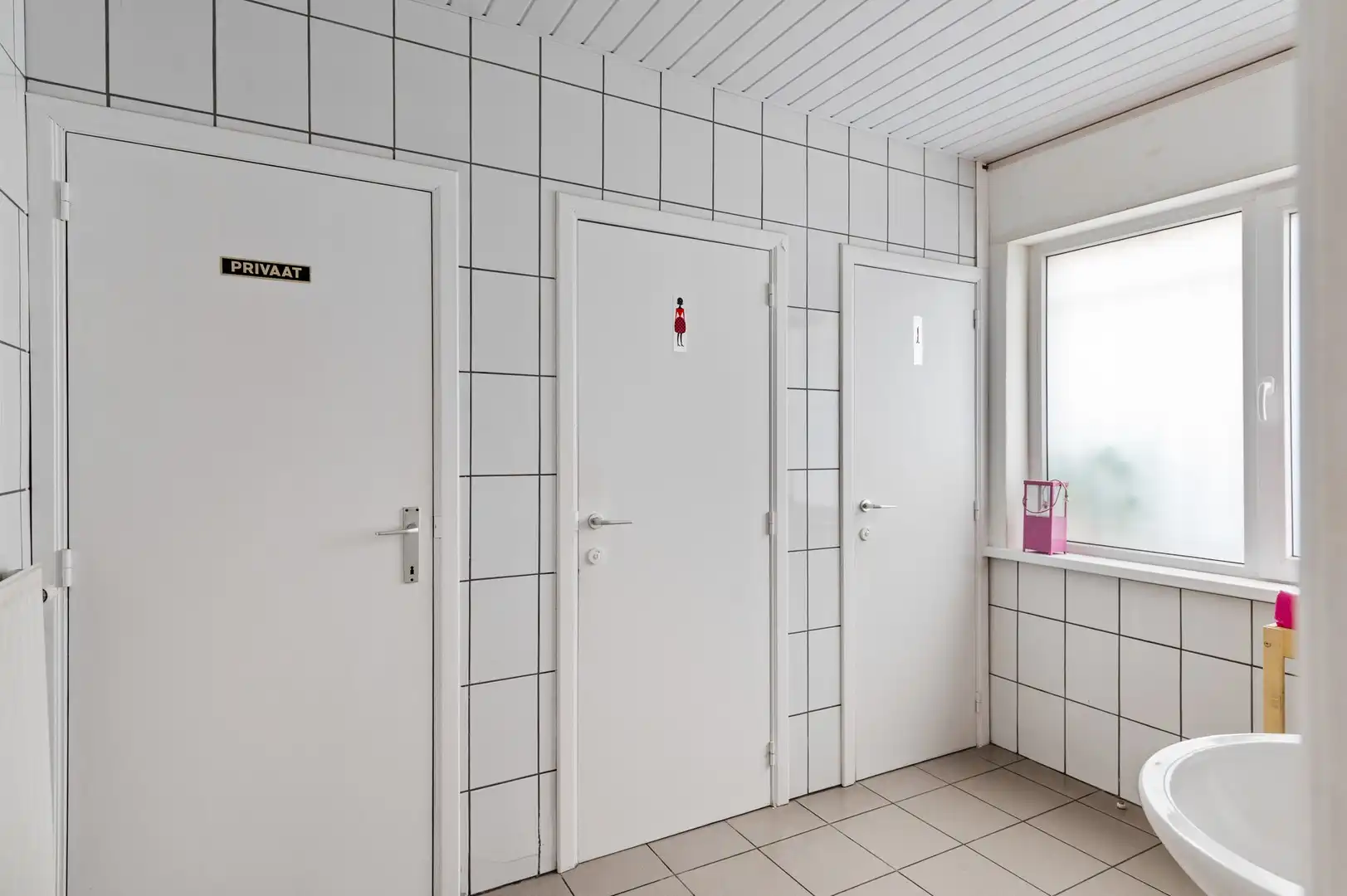 Veelzijdig handelspand met appartement en openbare parking foto 5