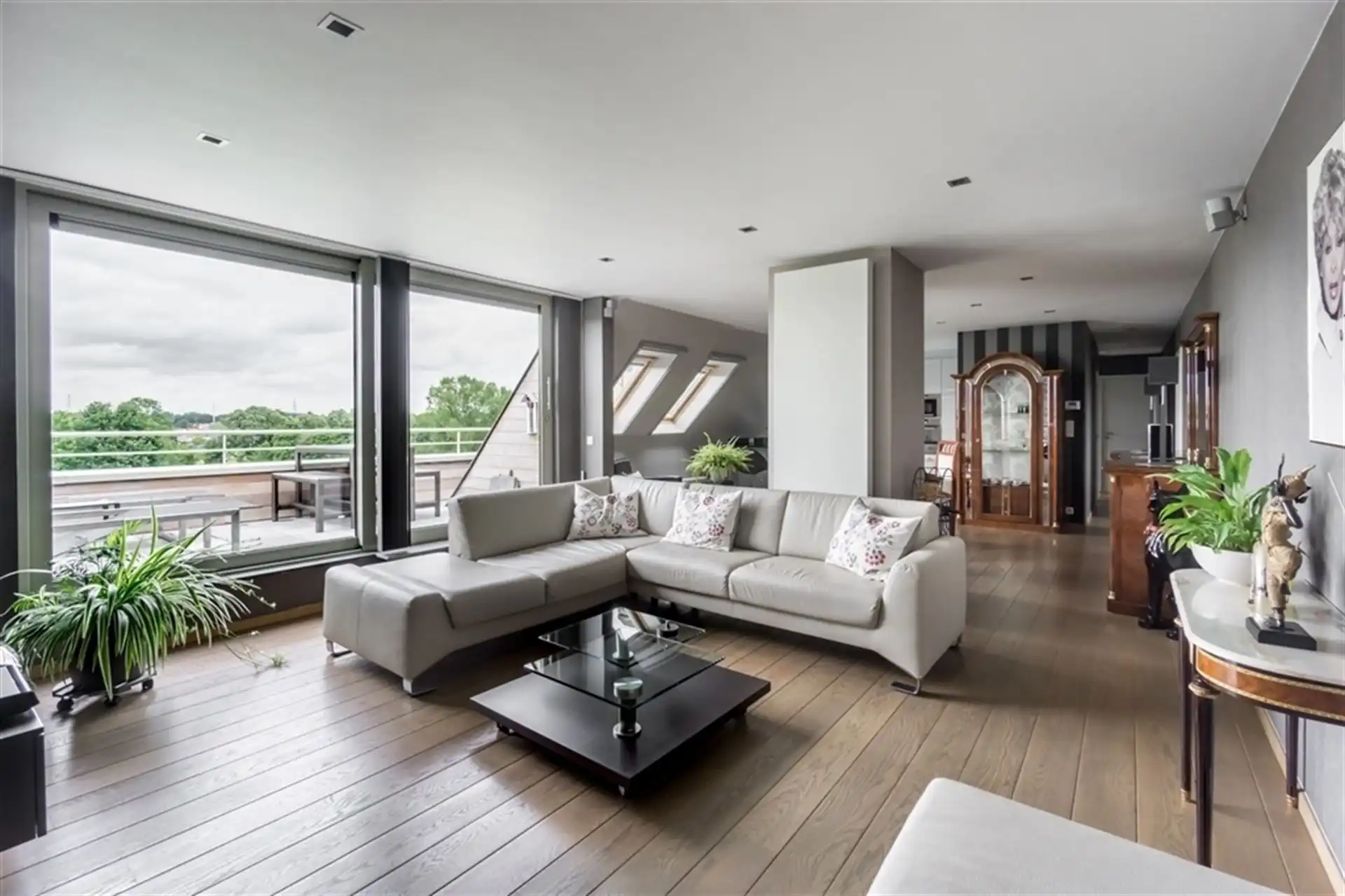 Lichtrijk dakappartement met 2 slpks, terras en garage (+€29.000) foto {{pictureIndex}}