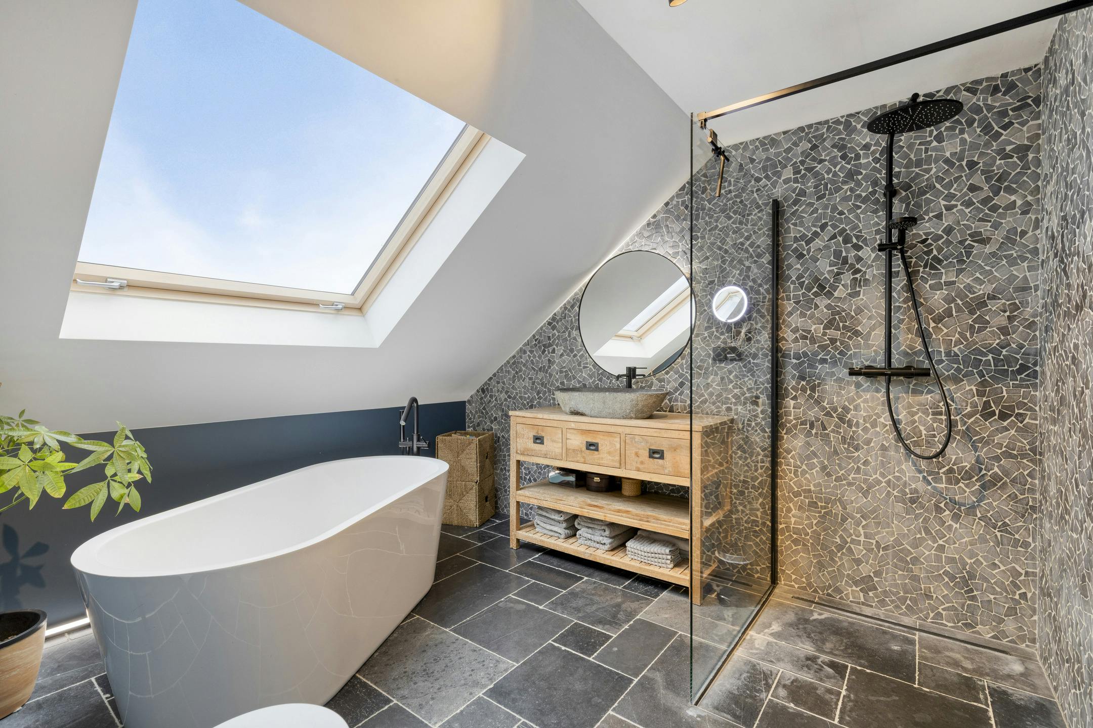 Ruime woning omgeven door groene tuin met 4 slaapkamers foto 15