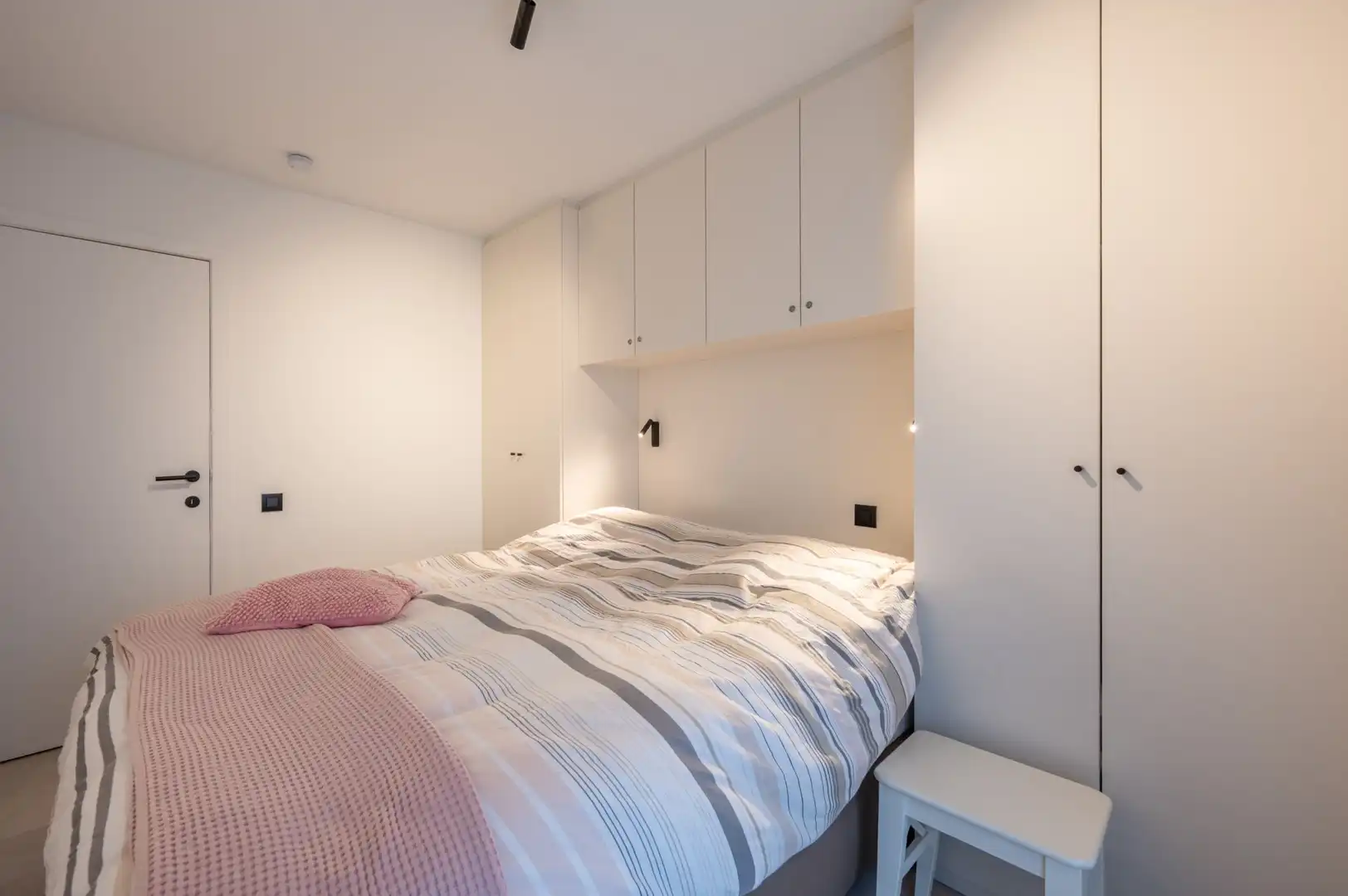 Gerenoveerd appartement met terras, twee slaapkamers en zwembad foto 11