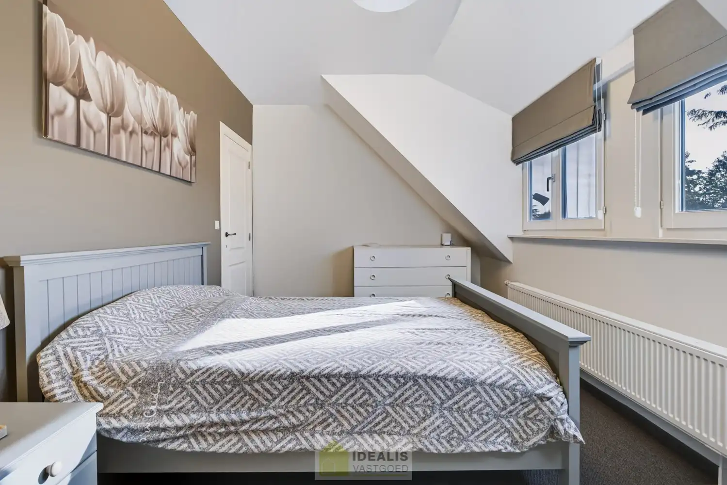 IDEALIS VASTGOED – EEN HUIS OM VERLIEFD OP TE WORDEN! DEZE PRACHTIGE INSTAPKLARE (LEVENSBESTENDIGE) VILLA MET EEN HEERLIJKE LICHTRIJKE LEEFRUIMTE VOORZIEN VAN EEN OPEN KEUKEN, 5 SLAAPKAMERS, 2 BADKAMERS, EEN PERFECT AANGELEGDE TUIN IN ALLE PRIVACY, UITGERUST MET EEN GOED VOORZIENE BUITENKEUKEN EN BIJGEBOUWEN INGERICHT VOOR WELLNESS (HOT TUB) EN BERGRUIMTE! EEN MUST VISIT VOOR ZIJ OP ZOEK NAAR MOOIE HUIZEN! foto 39