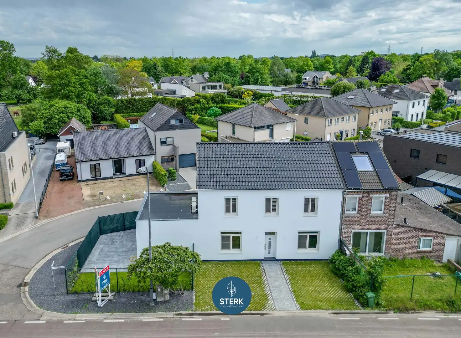 MODERN GERENOVEERDE GEZINSWONING MET 5 SLPKS + 2 BADKAMERS TE LANAKEN !  foto {{pictureIndex}}