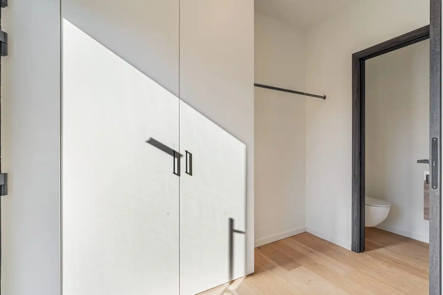 Deze stijlvolle nieuwbouw rijwoning in de Kanunnik Darisstraat combineert een centrale ligging in het hart van Borgloon met hedendaags wooncomfort en energiezuinige technieken. Met winkels, horeca en andere voorzieningen op wandelafstand woon je hier rustig én praktisch.  De woning is verdeeld over twee verdiepen en biedt een doordachte, gezinsvriendelijke indeling. Op het gelijkvloers bevindt zich een gezellige leefruimte met warme parketvloer, die naadloos aansluit op de volledig ingerichte leefkeuken met kookeiland – de ideale plek om te koken, te tafelen en gasten te ontvangen in een aangename, open sfeer.  Op de verdieping zijn er drie volwaardige slaapkamers, waardoor deze woning ideaal is voor gezinnen, koppels die extra ruimte wensen of wie een aparte bureau‑ of hobbykamer zoekt. De stijlvol afgewerkte badkamer, met kwalitatief badkamermeubel, ruime inloopdouche en moderne zwarte accenten, zorgt elke dag opnieuw voor een echt wellnessgevoel.  Buiten geniet je van een... foto 17