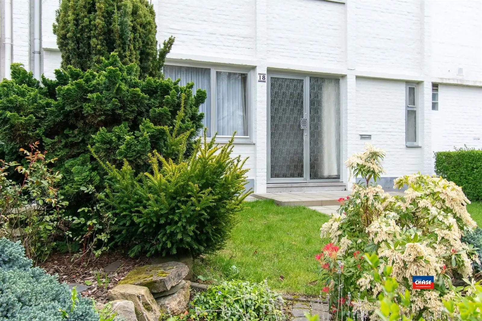 Op te frissen rijwoning met 3 slaapkamers, zolderkamer en gezellige zuid tuin. foto 2