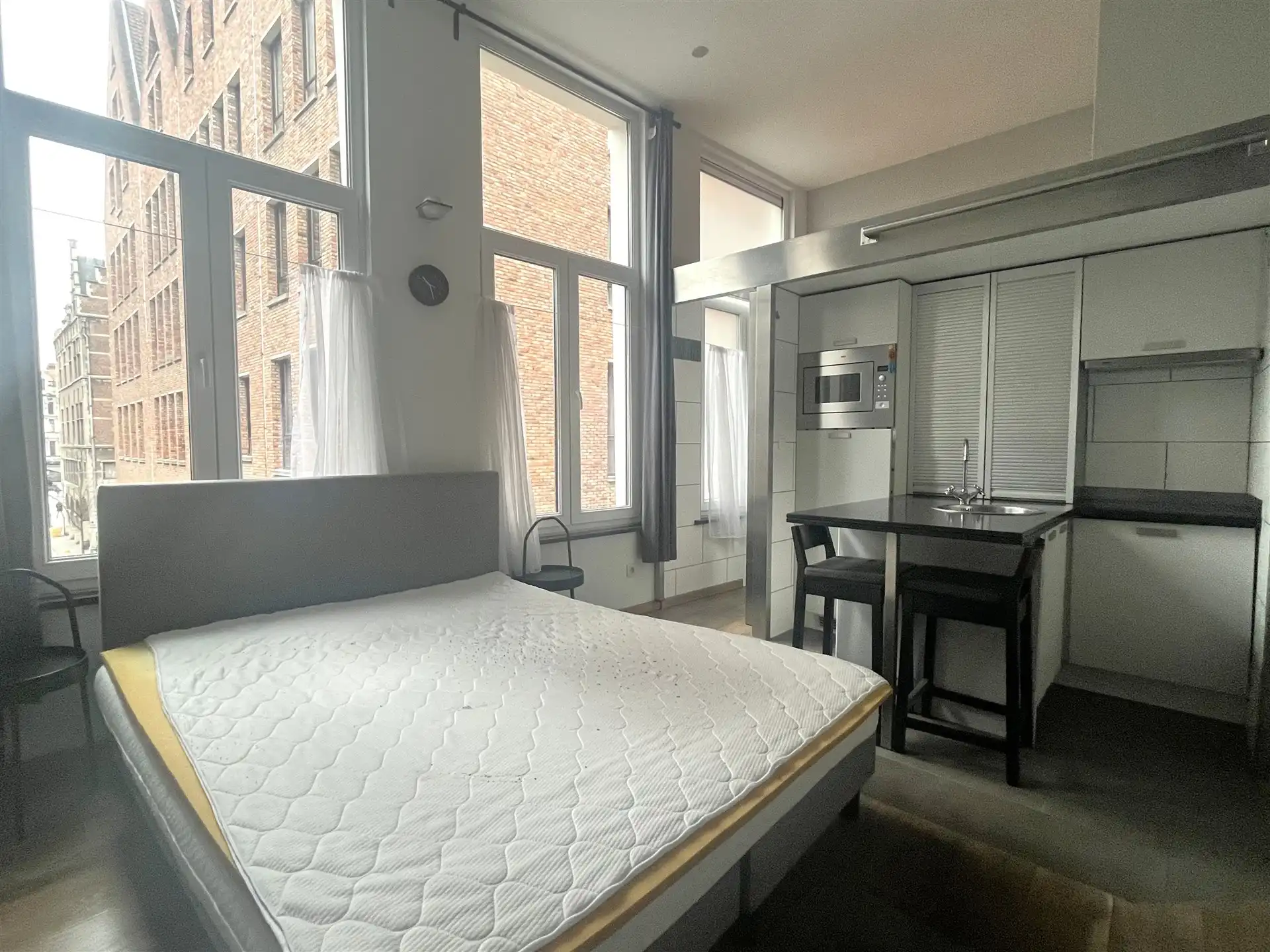 Gemeubelde studio met mezanine aan de Grote Markt! foto 2