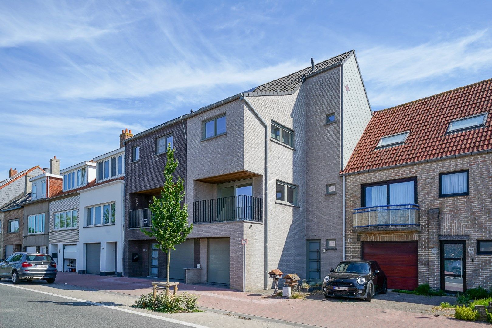 Recente en energiezuinige woning met 4 slaapkamers, ruime garage en tuin foto {{pictureIndex}}