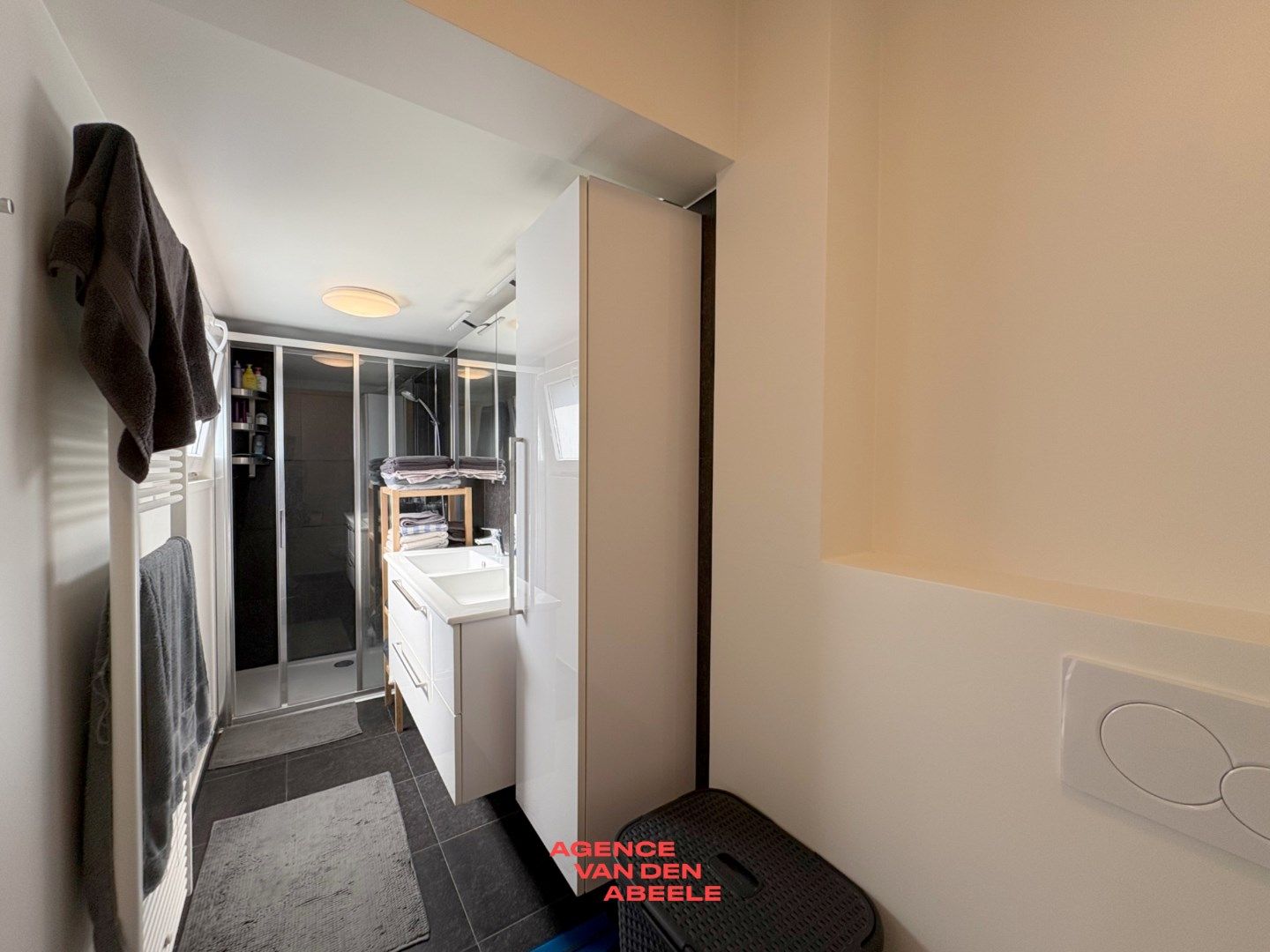 Vernieuwde rijwoning met zonnige terrassen foto 11